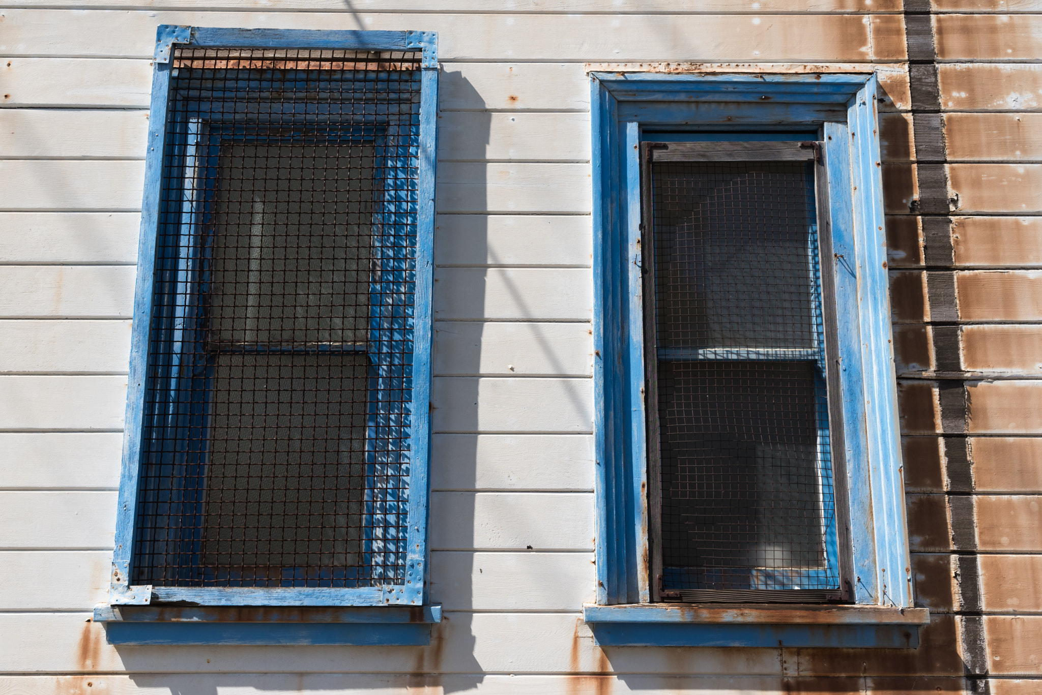 AF-S Nikkor 35mm f/1.8G sample photo. Comrade's lodge north windows photography