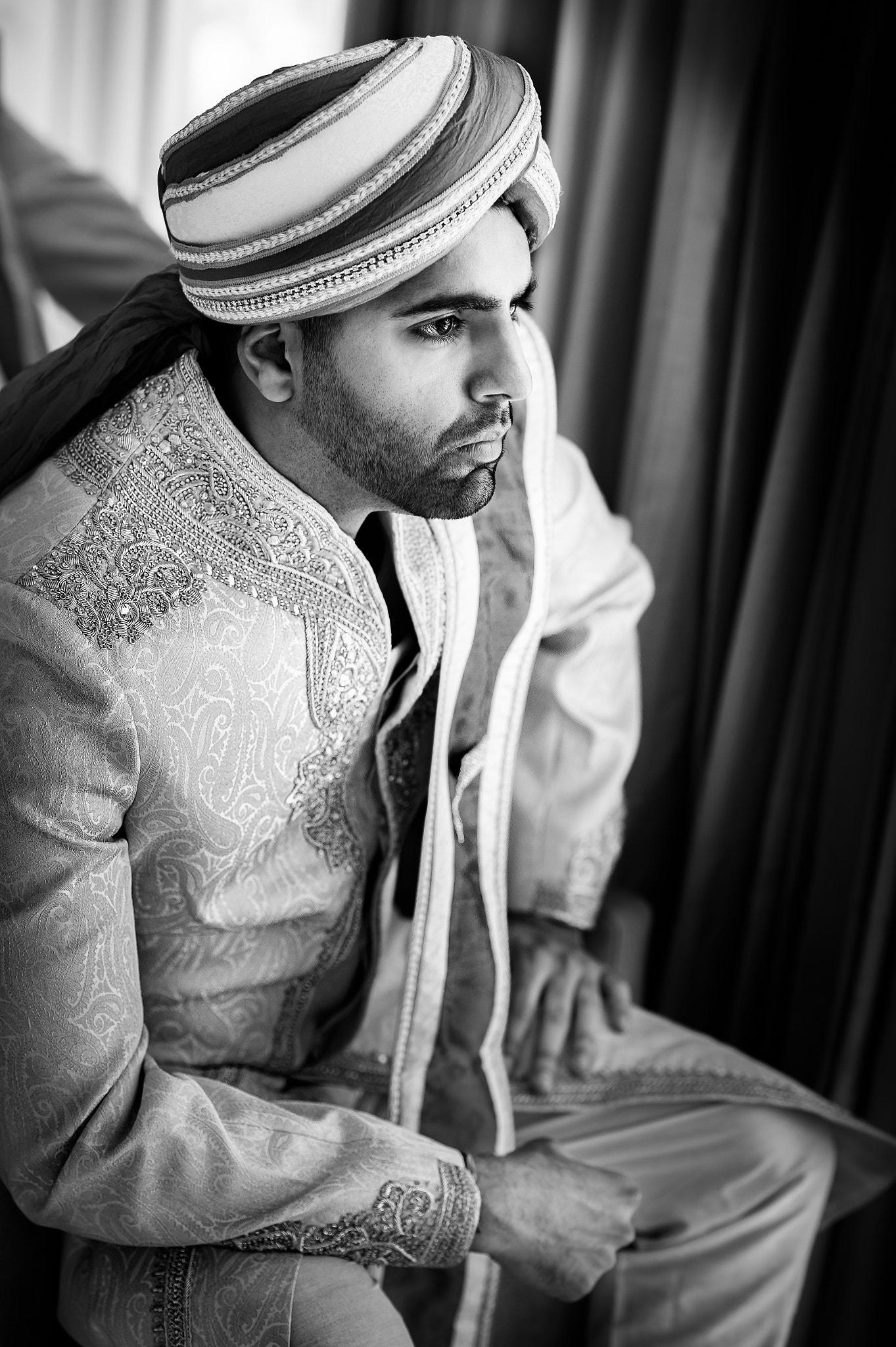 Nikon D4S + Nikon AF-S Nikkor 85mm F1.8G sample photo. Waiting! "the groom" photography