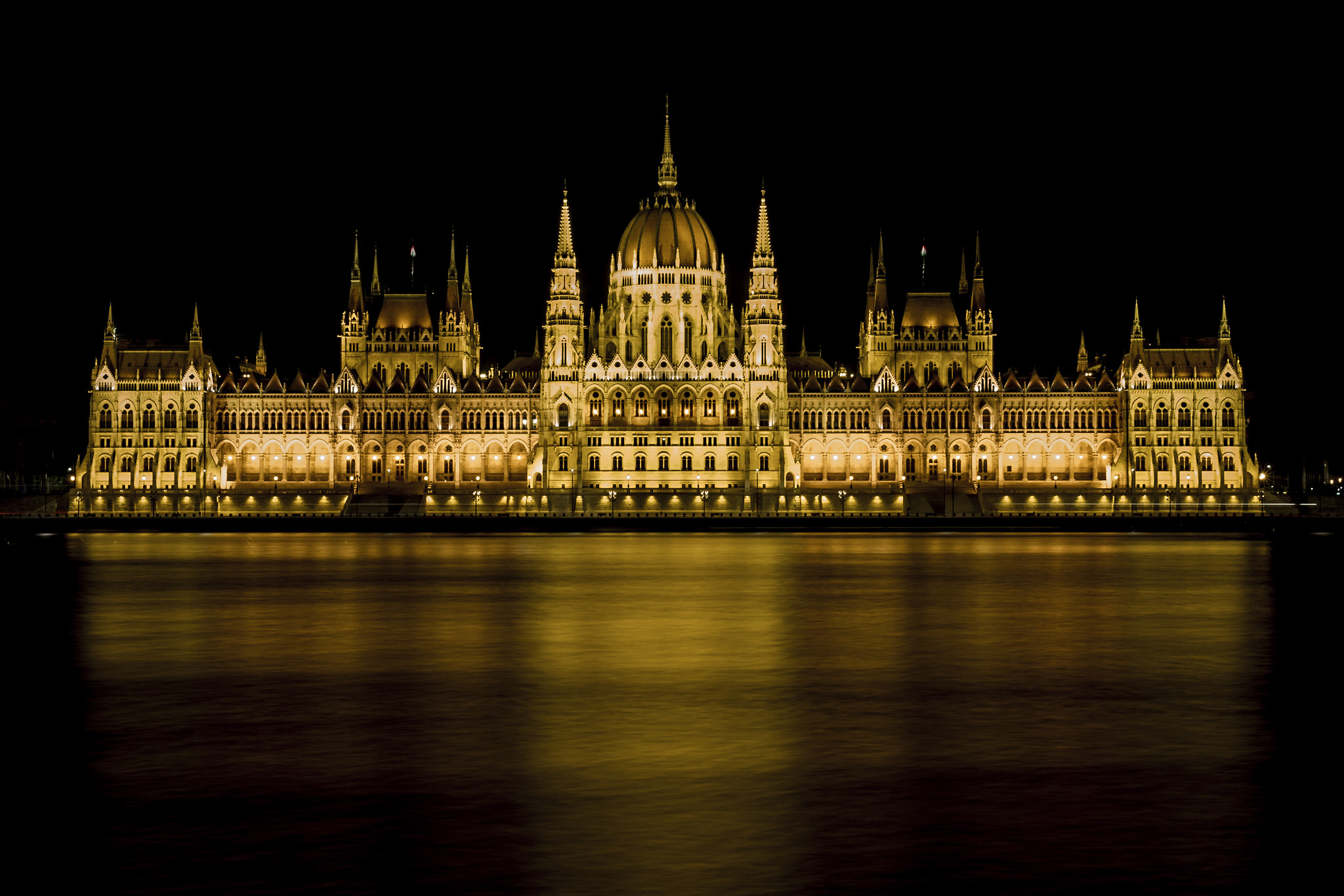 Samsung NX200 + Samsung NX 18-55mm F3.5-5.6 OIS sample photo. Budapest parlament photography