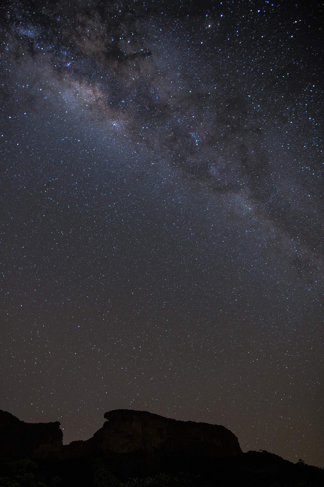 Canon EOS 6D + Canon EF 24mm f/1.4L sample photo. Céu na madrugada de são bento do sapucaí photography