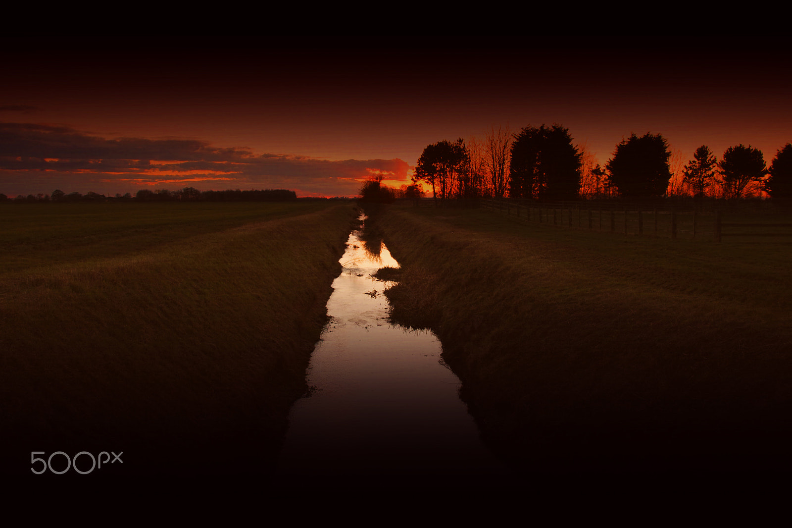 Canon EOS 40D + Canon EF-S 18-135mm F3.5-5.6 IS sample photo. A sunset over the lincolnshire fens. photography