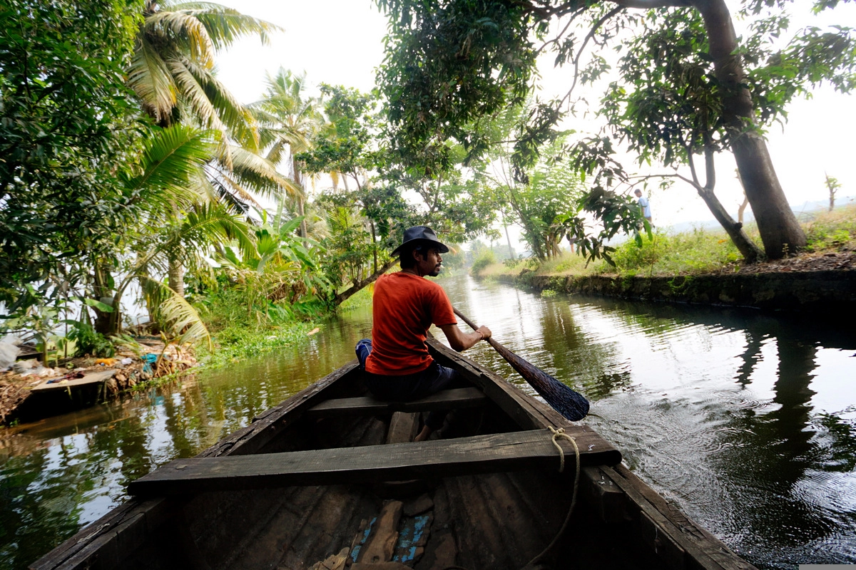 Canon EOS 400D (EOS Digital Rebel XTi / EOS Kiss Digital X) sample photo. Kerala backwaters photography