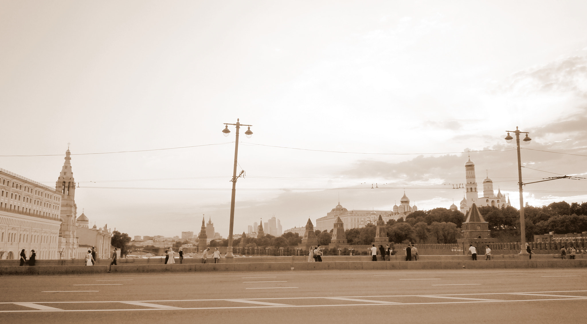 Panasonic DMC-FX500 sample photo. People on  the bridge. kremlin. moscow photography