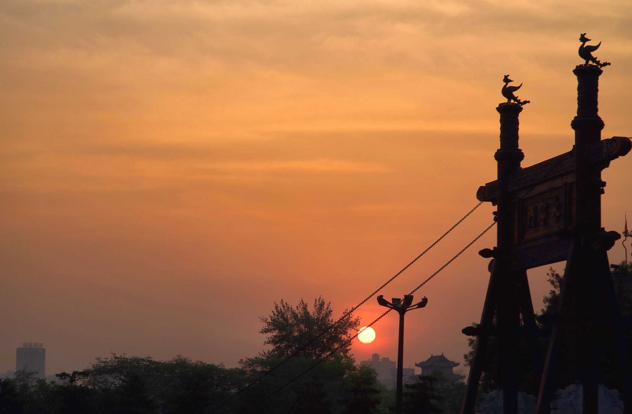 Sony a7S II + Sony FE PZ 28-135mm F4 G OSS sample photo. 夕阳下的永宁门吊桥 photography