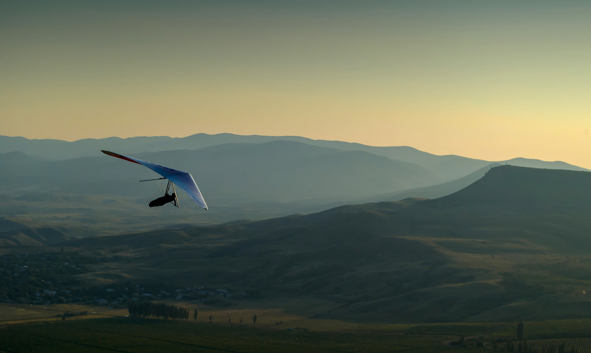 Pentax *ist D sample photo. Полет на закате (flying at sunset) photography