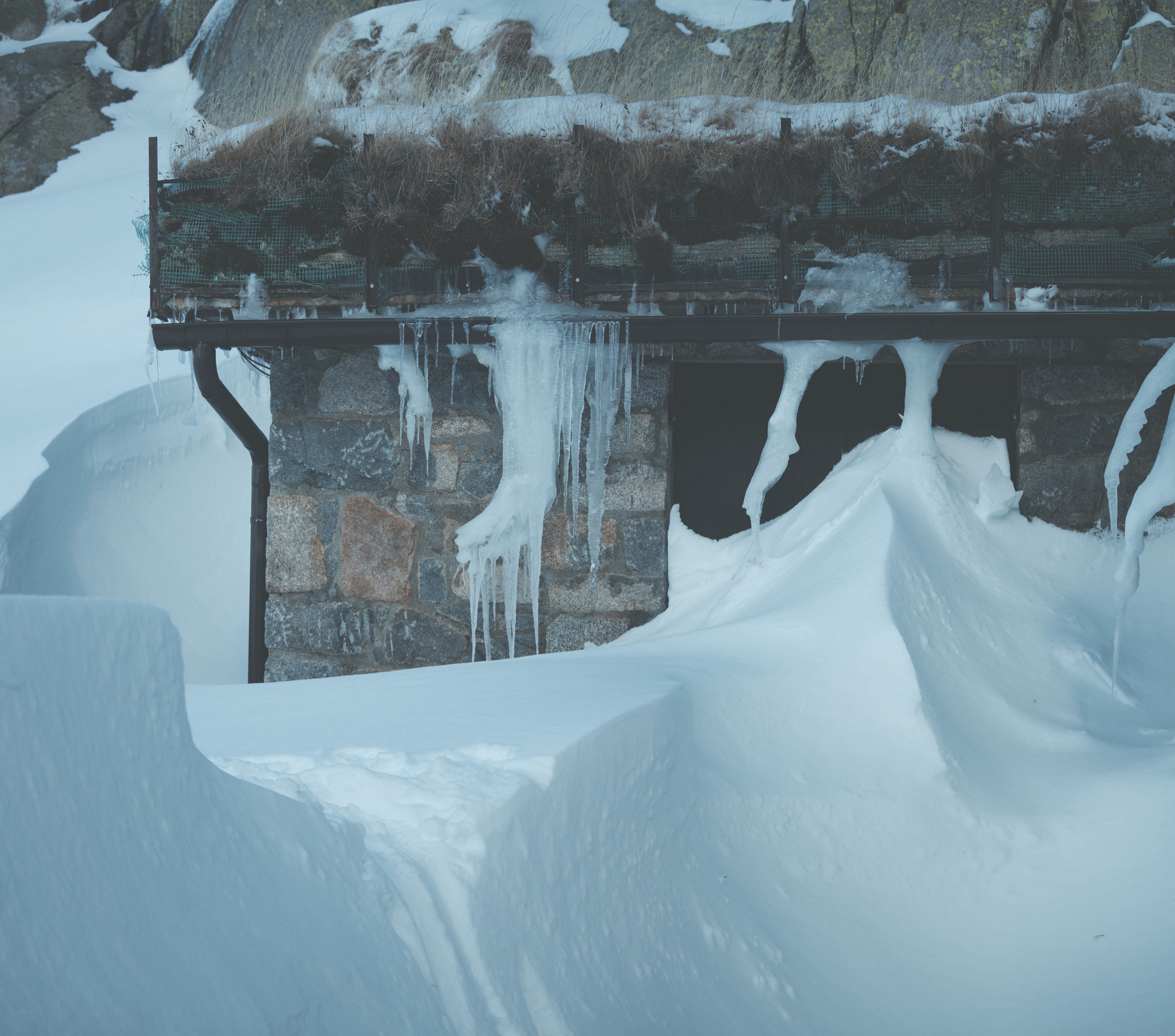 Canon EOS M sample photo. Snow door photography