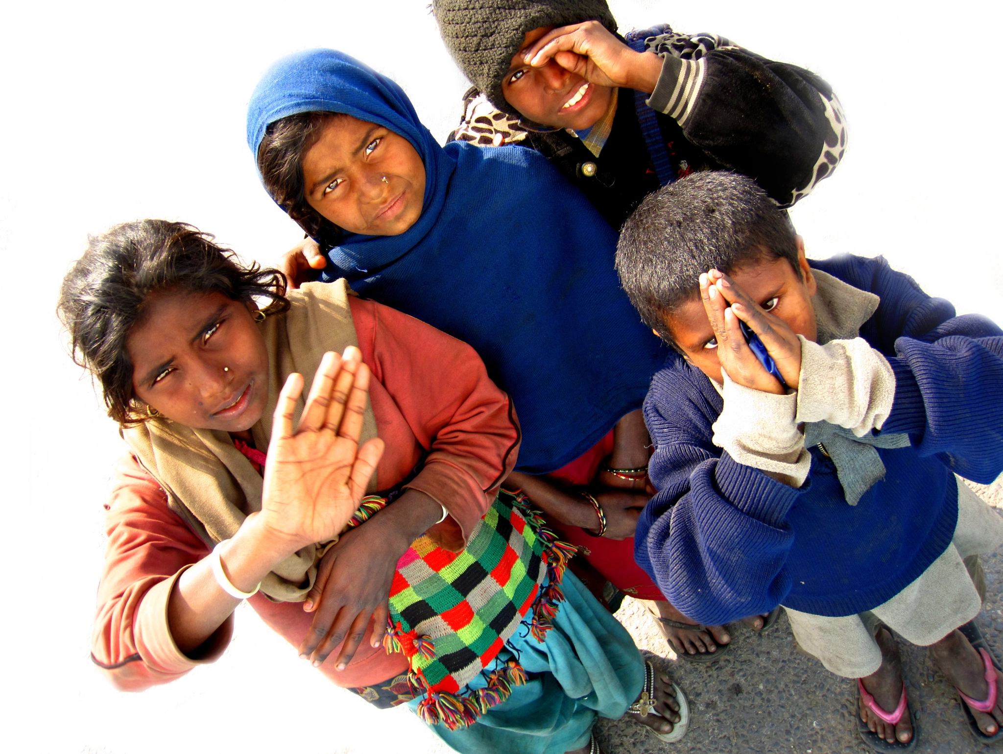 Canon PowerShot SD970 IS (Digital IXUS 990 IS / IXY Digital 830 IS) sample photo. Children in india, waving goodbye photography