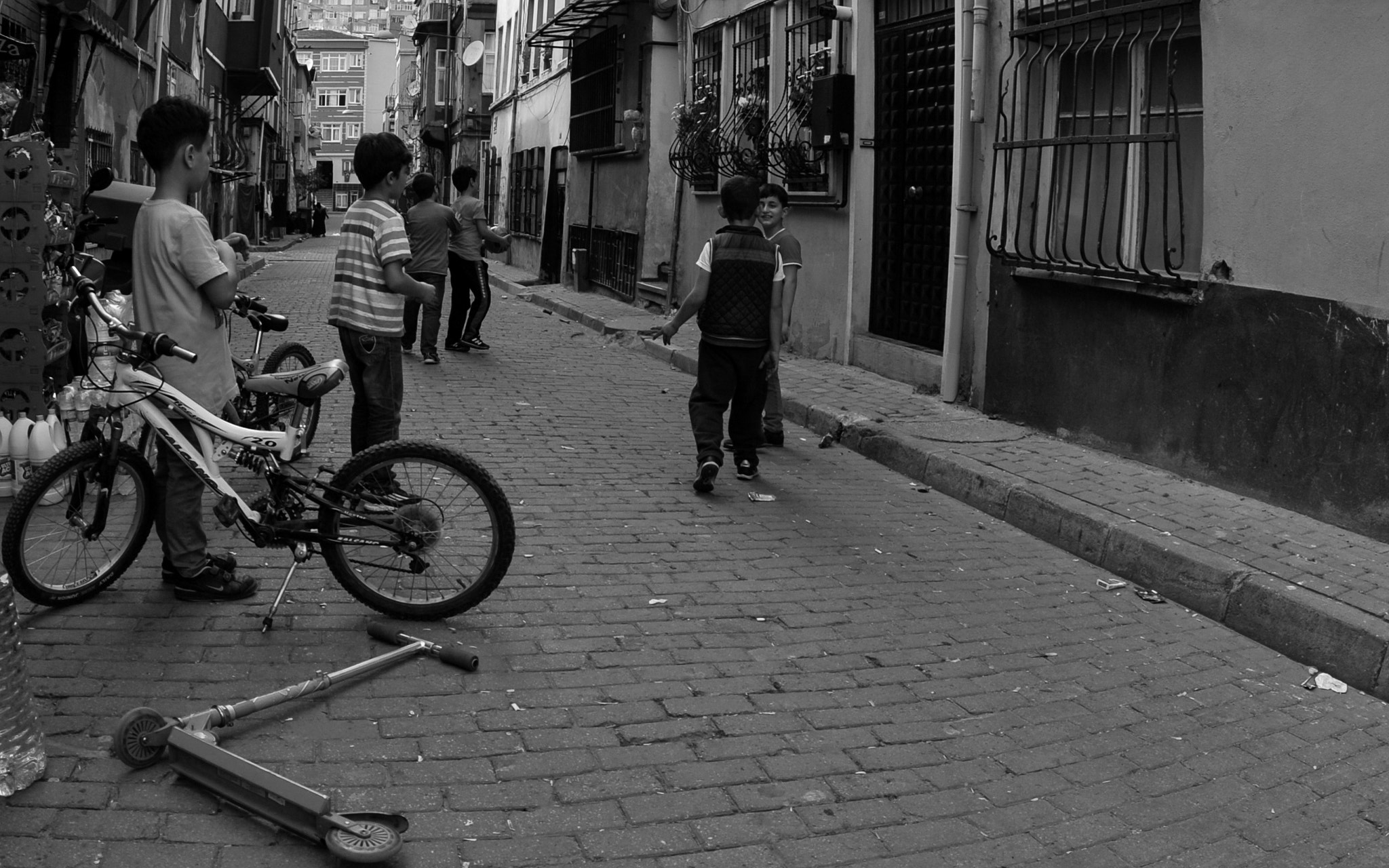 Nikon D700 + Sigma 15mm F2.8 EX DG Diagonal Fisheye sample photo. Street photography