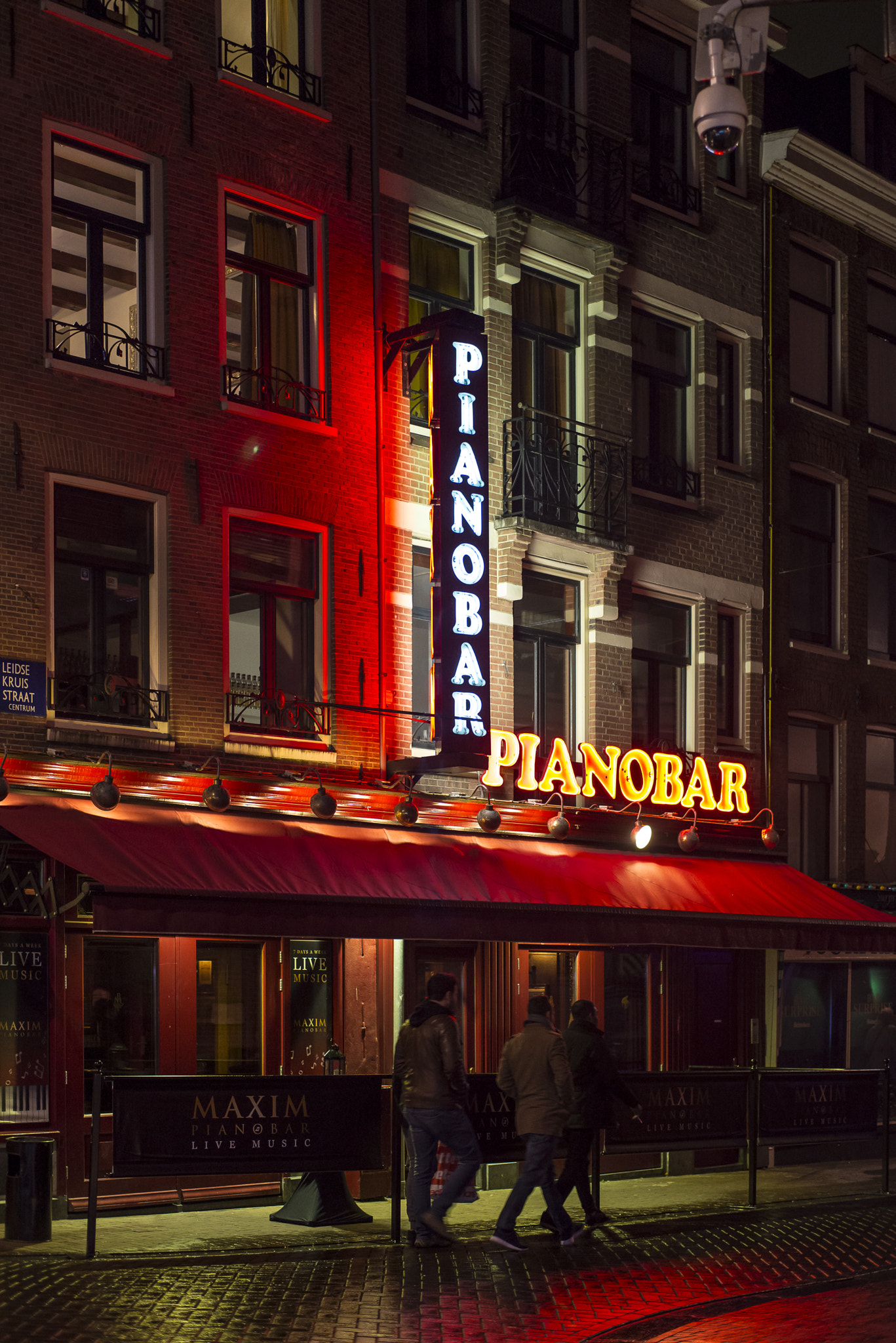ZEISS Planar T* 50mm F1.4 sample photo. Amsterdam nuit couleur photography