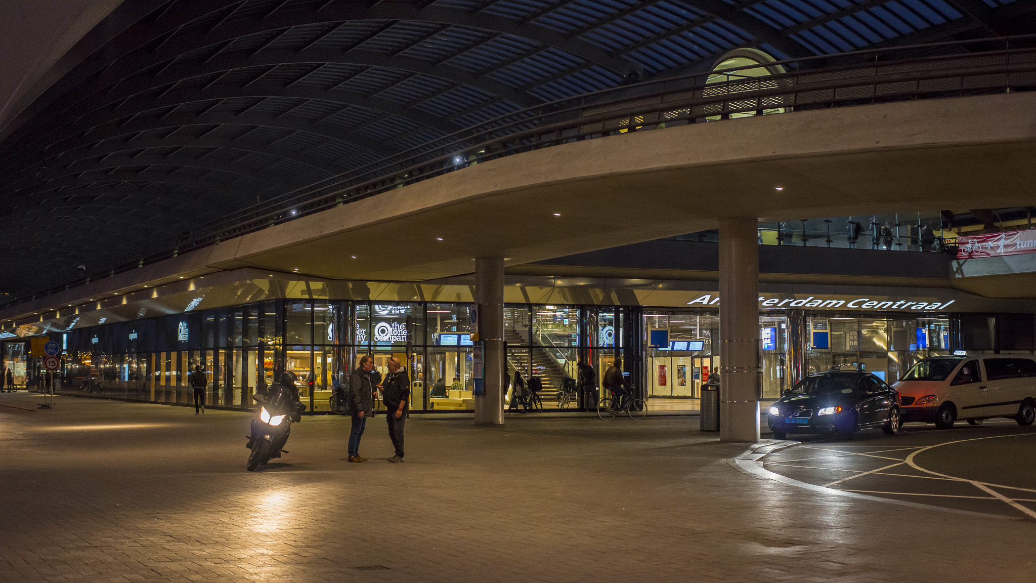 ZEISS Planar T* 50mm F1.4 sample photo. Amsterdam nuit couleur photography