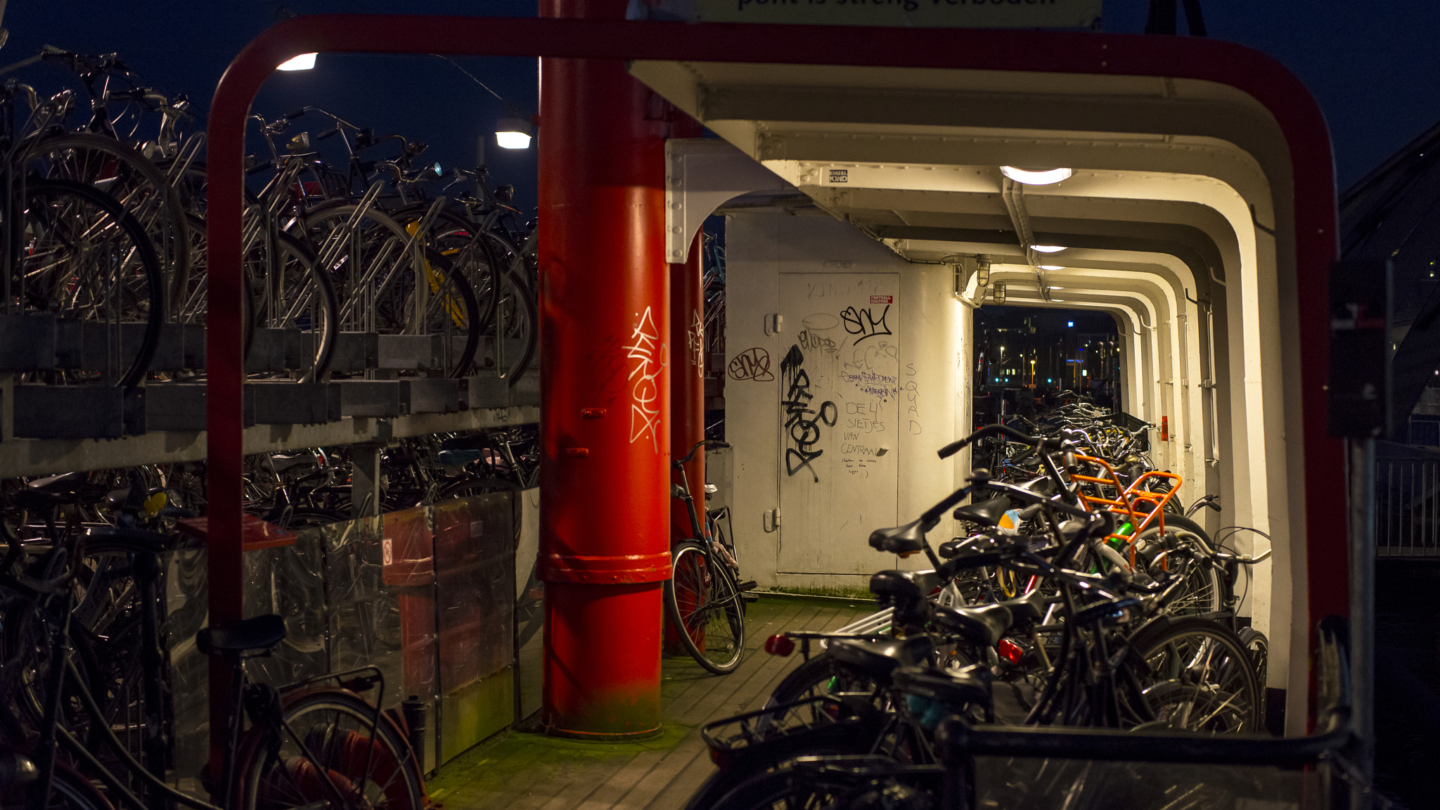 ZEISS Planar T* 50mm F1.4 sample photo. Amsterdam nuit couleur photography