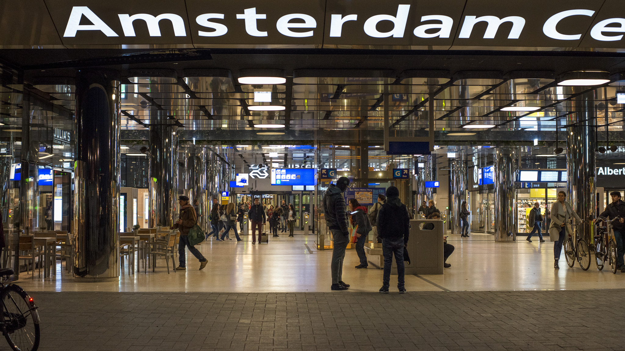 ZEISS Planar T* 50mm F1.4 sample photo. Amsterdam nuit couleur photography