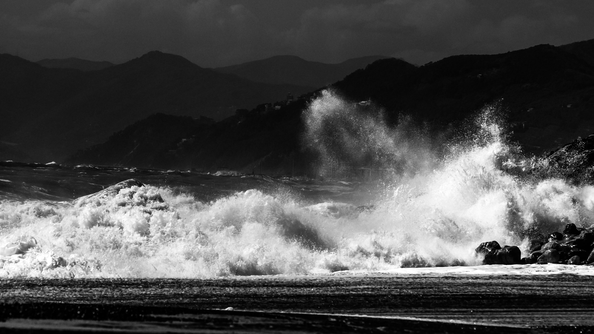 Nikon D80 + Sigma 150mm F2.8 EX DG Macro HSM sample photo. Sea storm in sestri levante.jpg photography