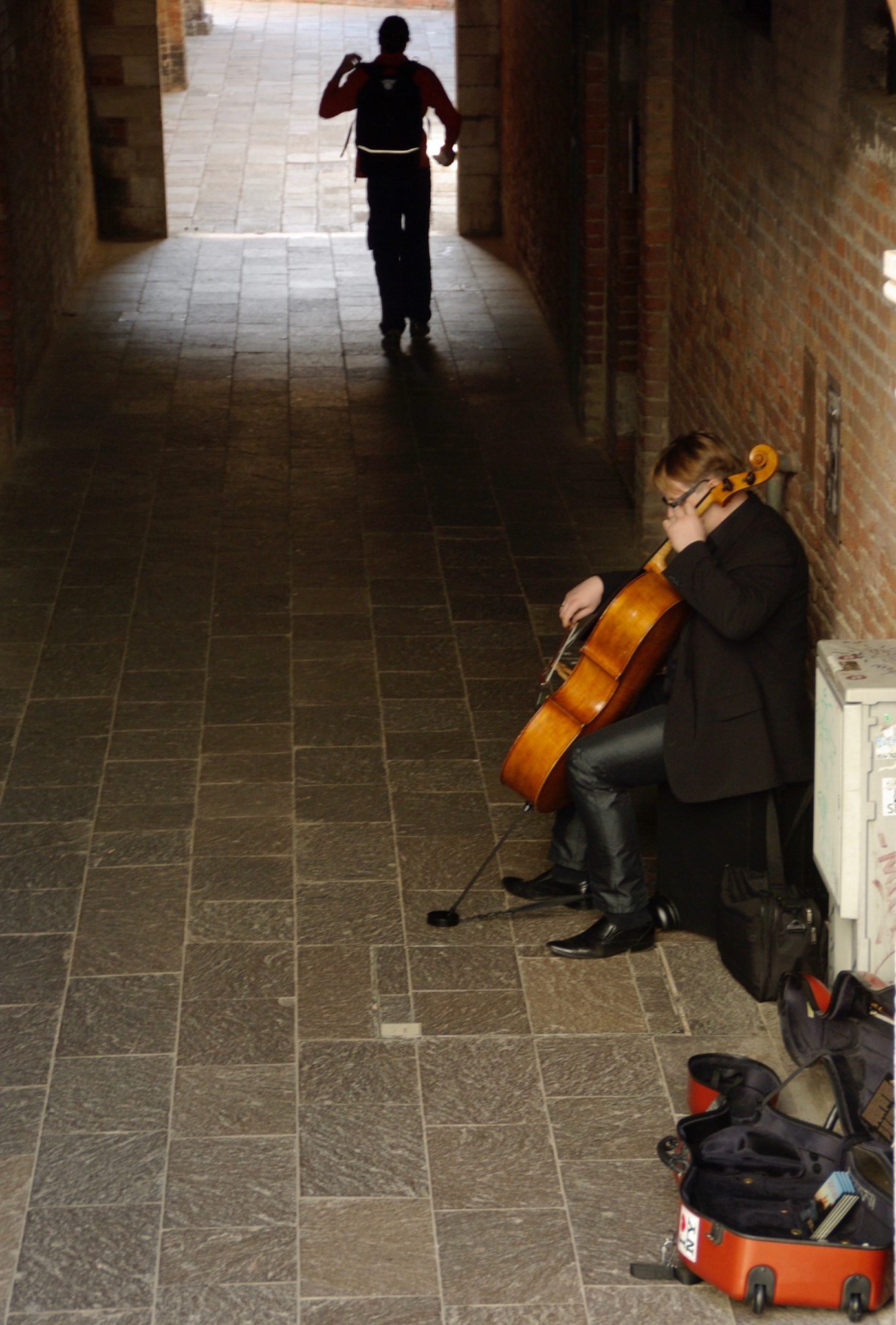 Tamron AF 18-200mm F3.5-6.3 XR Di II LD Aspherical (IF) Macro sample photo. Street musician in venice, italy. photography