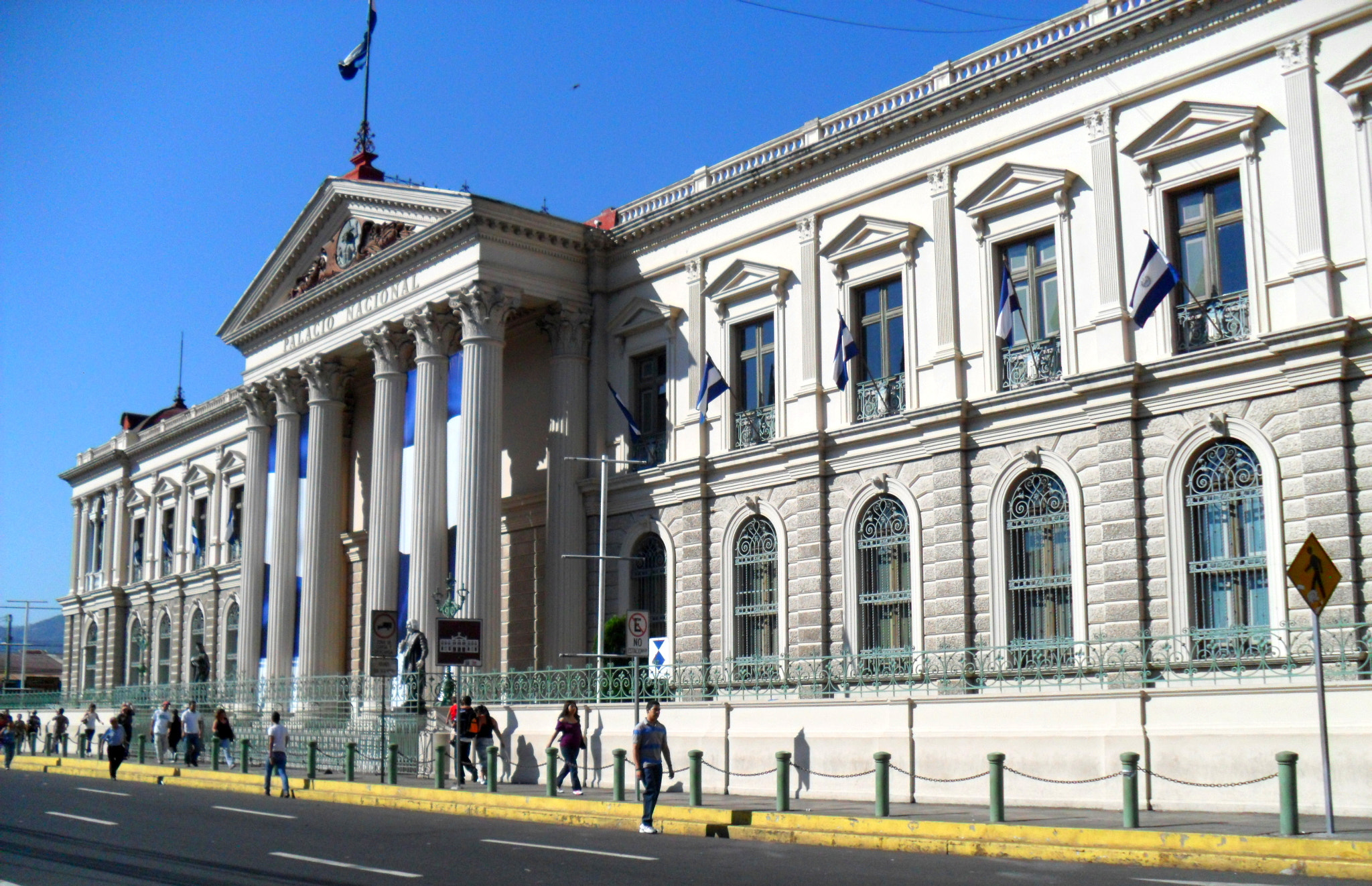 Samsung PL100 /  TL205 / VLUU PL100 /  PL101 sample photo. Palacio nacional, el salvador photography