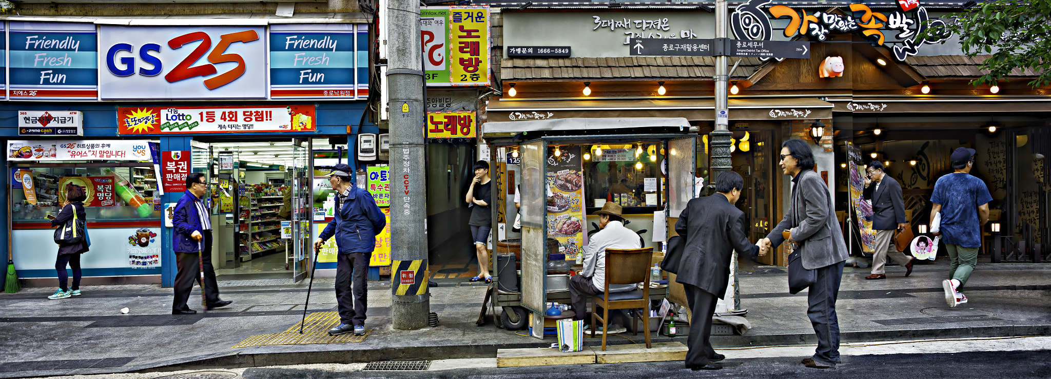 Nikon PC-E Nikkor 45mm F2.8D ED Tilt-Shift sample photo. Seoul street scene photography