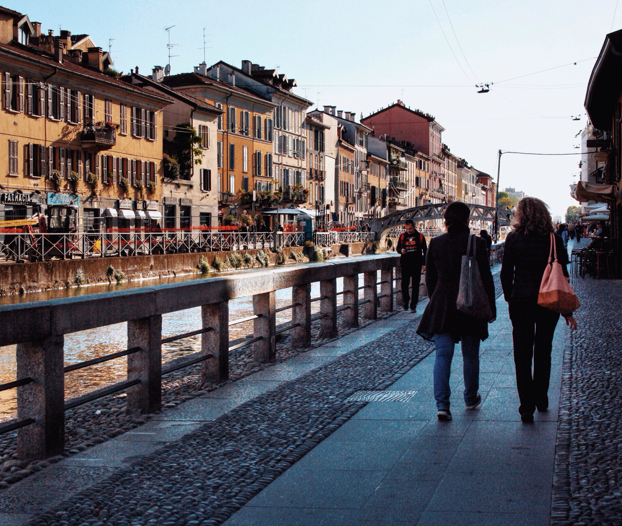 Canon EOS 1000D (EOS Digital Rebel XS / EOS Kiss F) + Canon EF-S 18-55mm F3.5-5.6 sample photo. Alzaia naviglio grande, milano photography