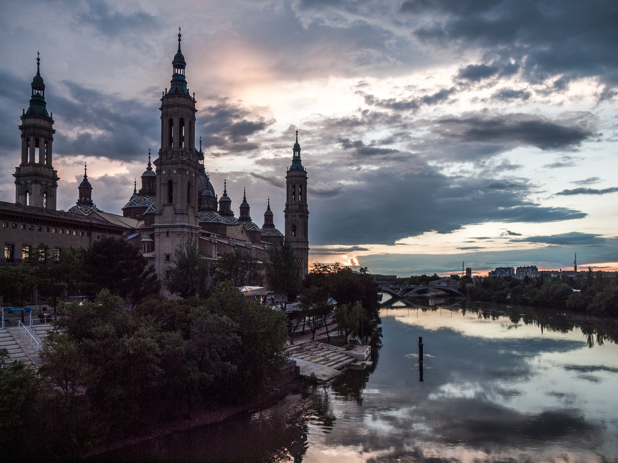 Olympus Zuiko Digital 14-54mm F2.8-3.5 II sample photo. El pilar atardecer, zaragoza photography