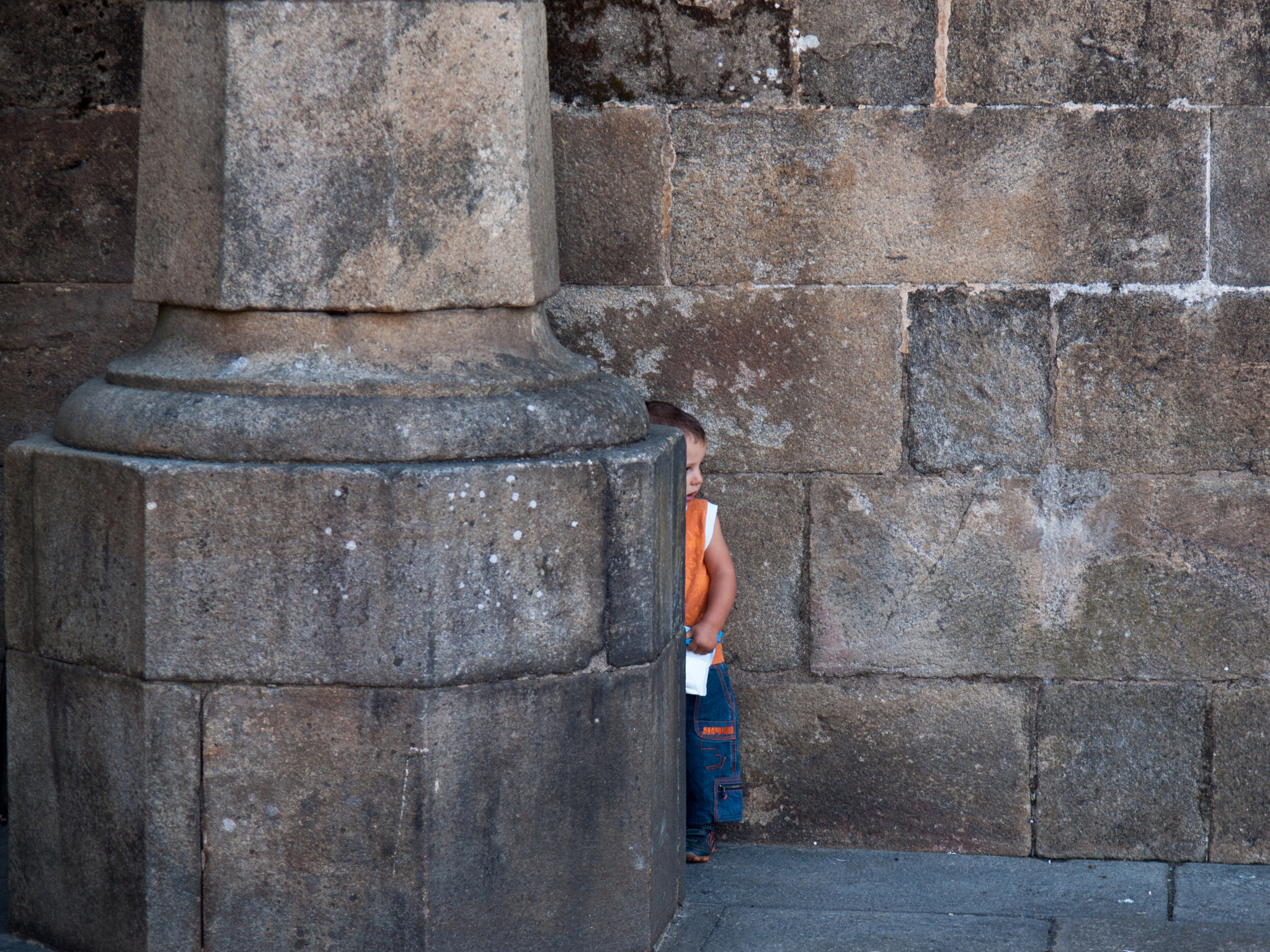 Olympus E-30 + Olympus Zuiko Digital 14-54mm F2.8-3.5 II sample photo. Child hiding/niño escondido photography