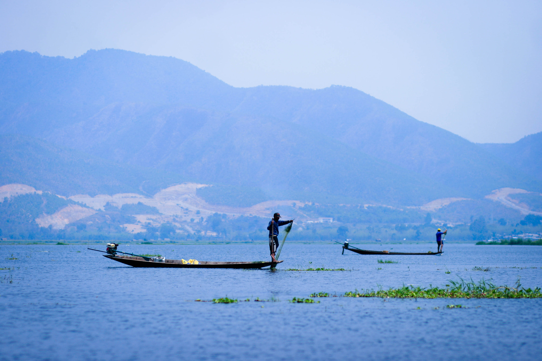 Canon EOS 400D (EOS Digital Rebel XTi / EOS Kiss Digital X) sample photo. Fishman in inle lake photography