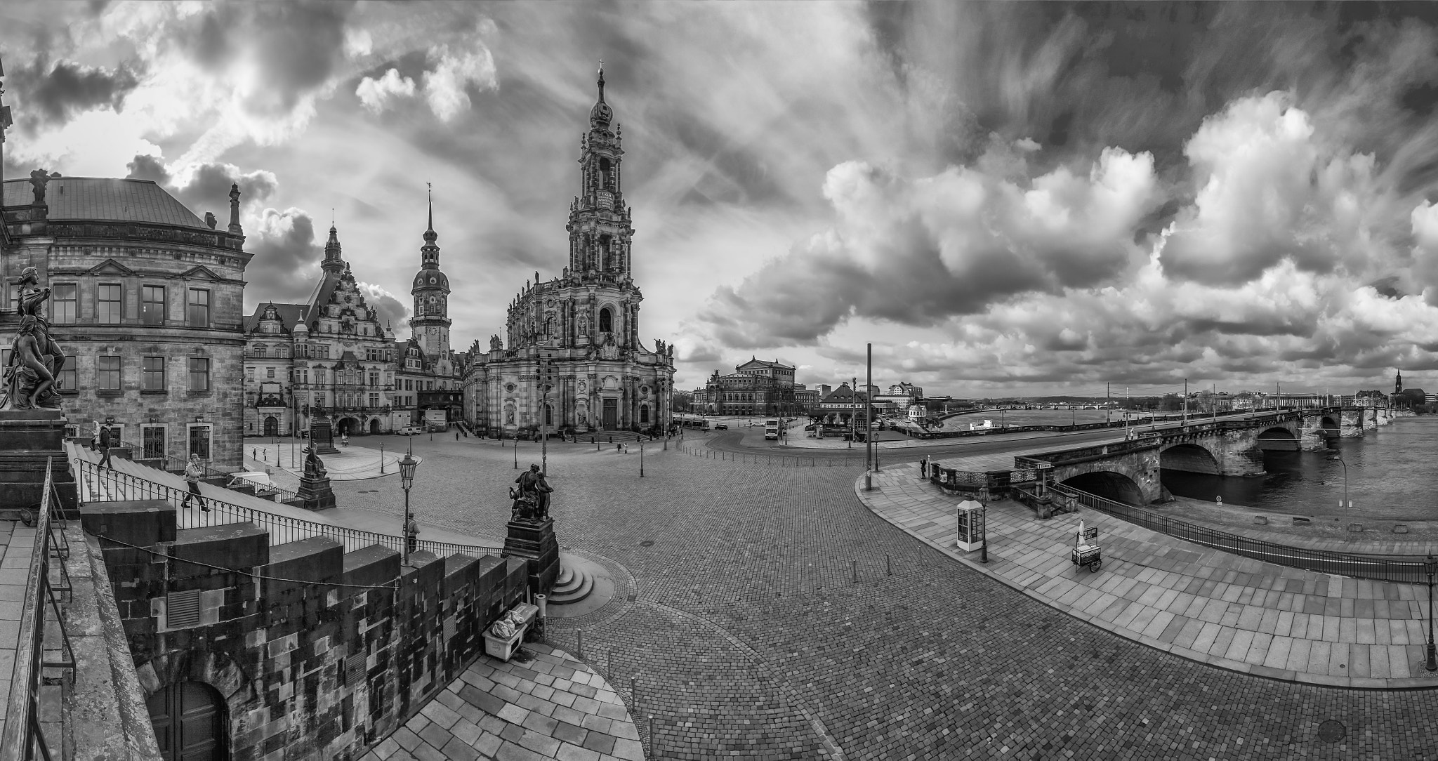 Sigma 8-16mm F4.5-5.6 DC HSM sample photo. Schlossplatz, city of dresden,germany photography