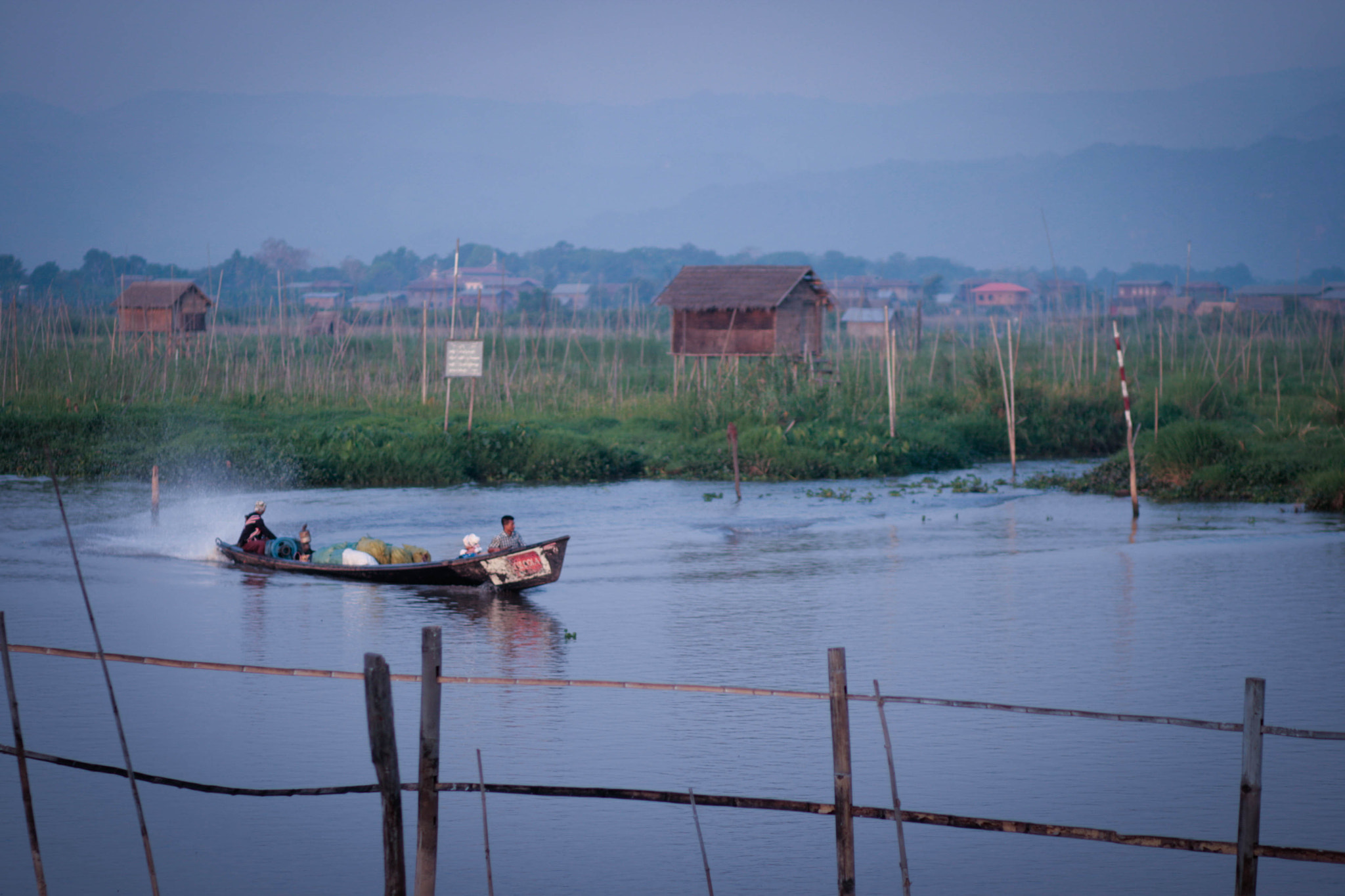 Canon EOS 400D (EOS Digital Rebel XTi / EOS Kiss Digital X) sample photo. Morning life in inle lake photography