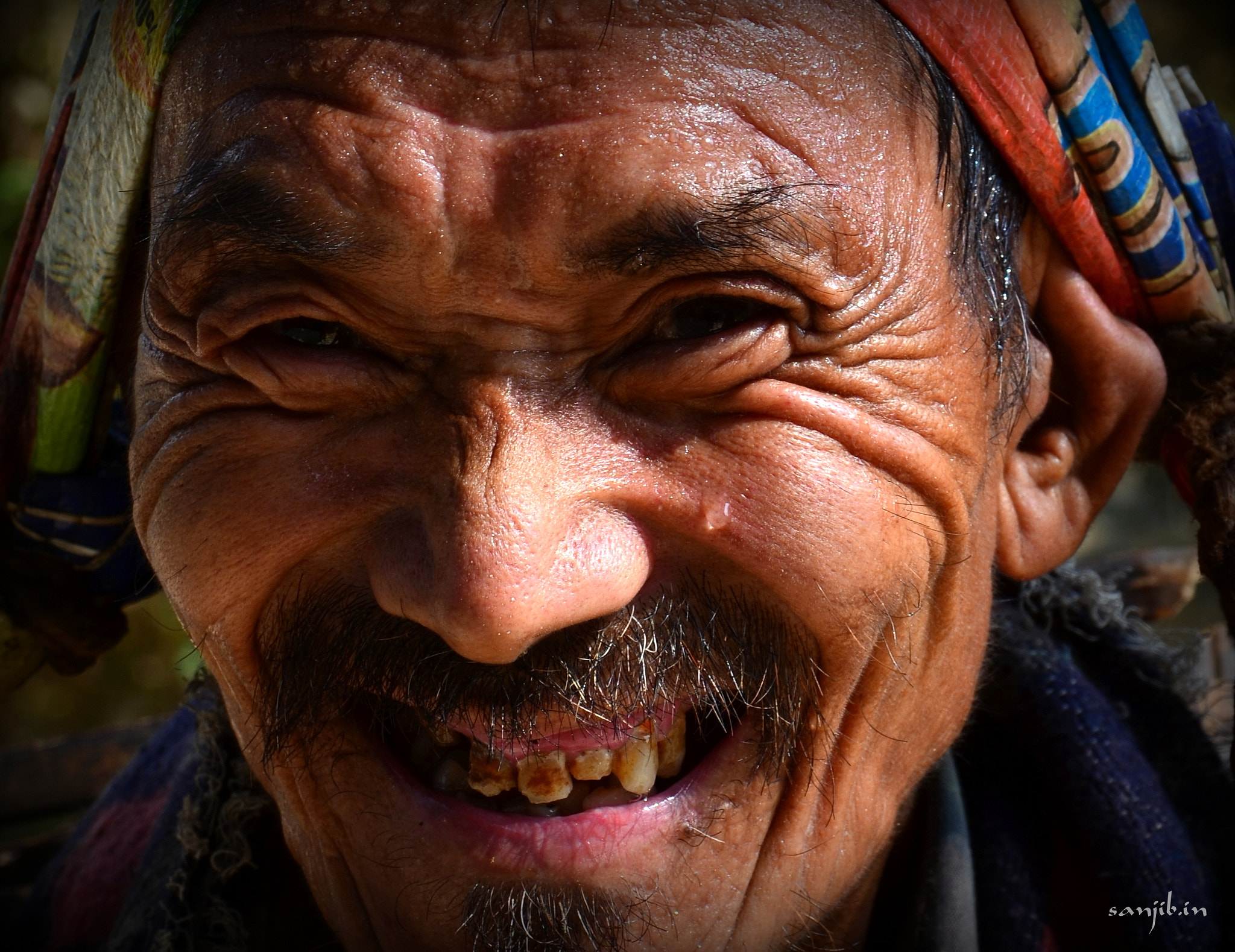 Nikon D5100 + Sigma 17-70mm F2.8-4 DC Macro OS HSM | C sample photo. Still they smile photography