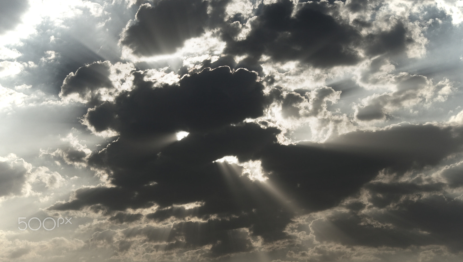 55.00 - 200.00 mm f/4.0 - 5.6 sample photo. Sunrays cut through clouds photography