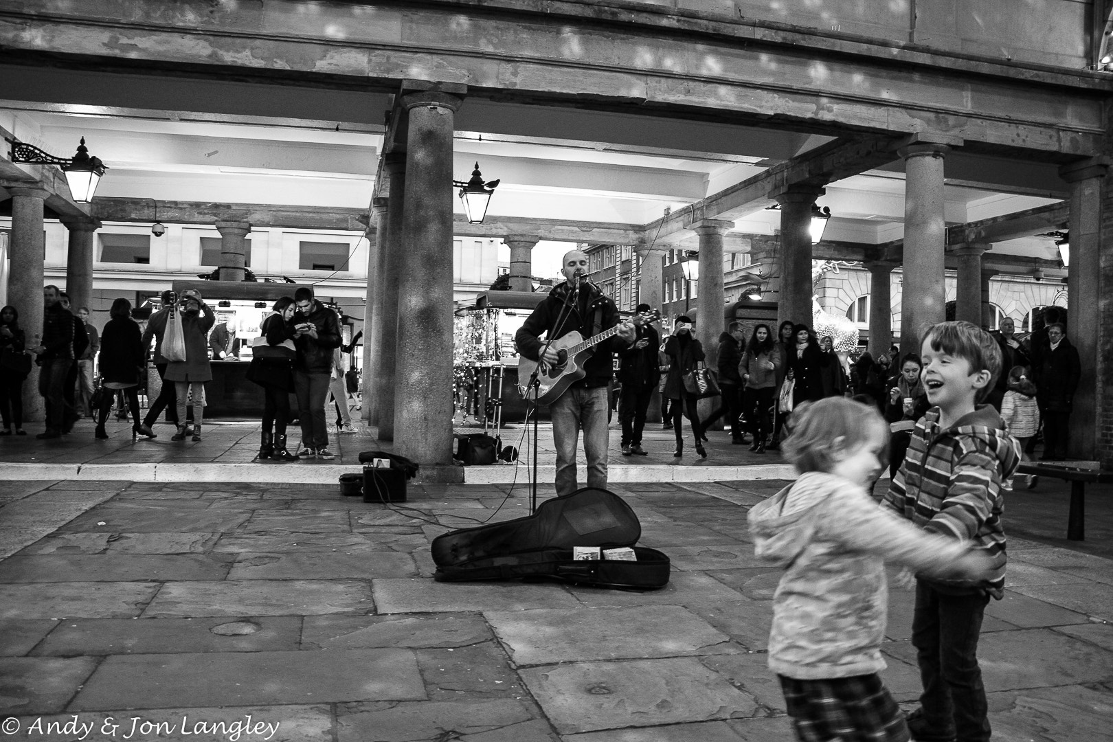 Canon EOS 7D + Canon EF-S 18-135mm F3.5-5.6 IS STM sample photo. Covent garden, kids enjoying the music photography