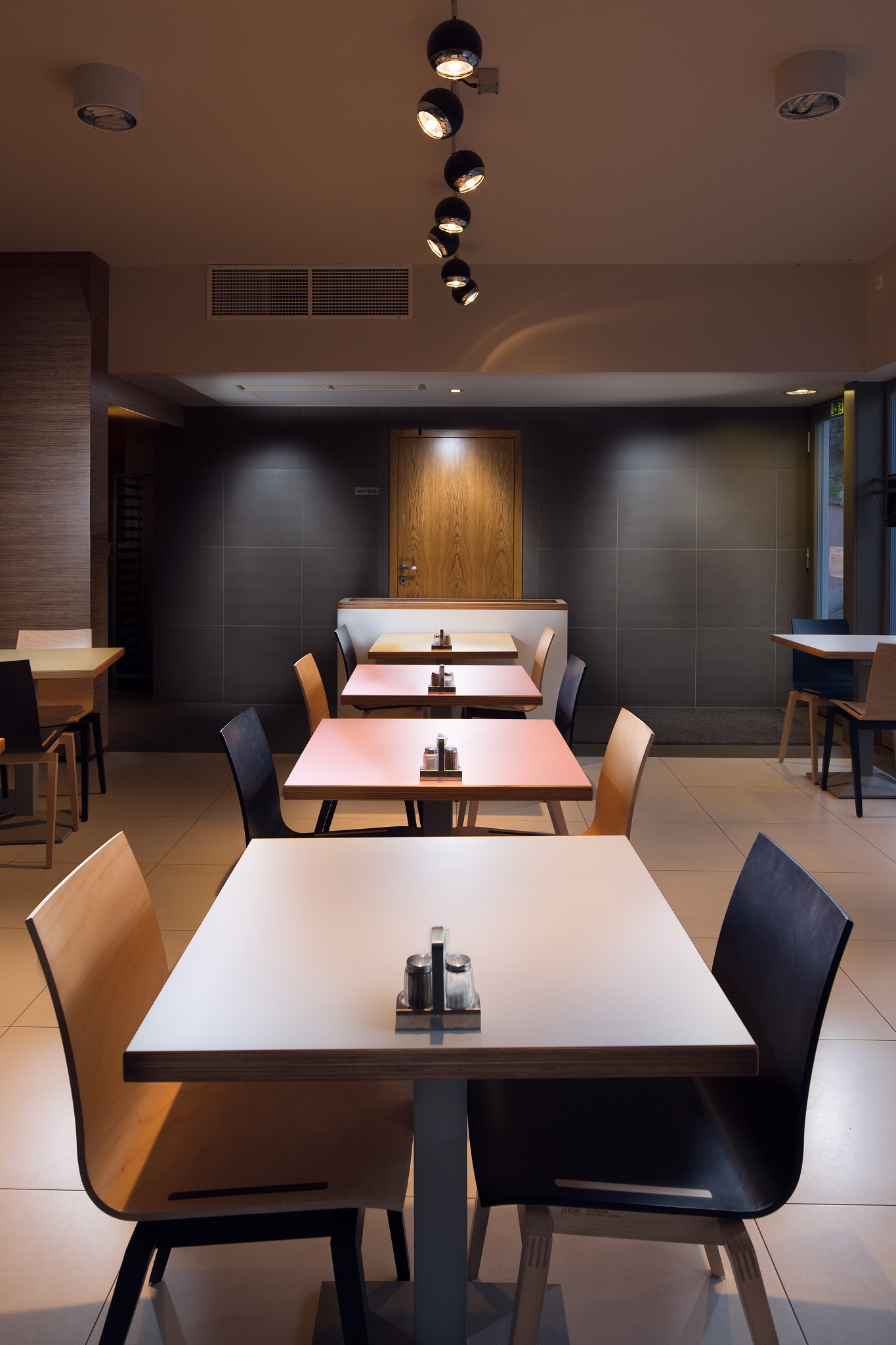 Canon TS-E 24.0mm f/3.5 L II sample photo. Fast food restaurant (inside) photography