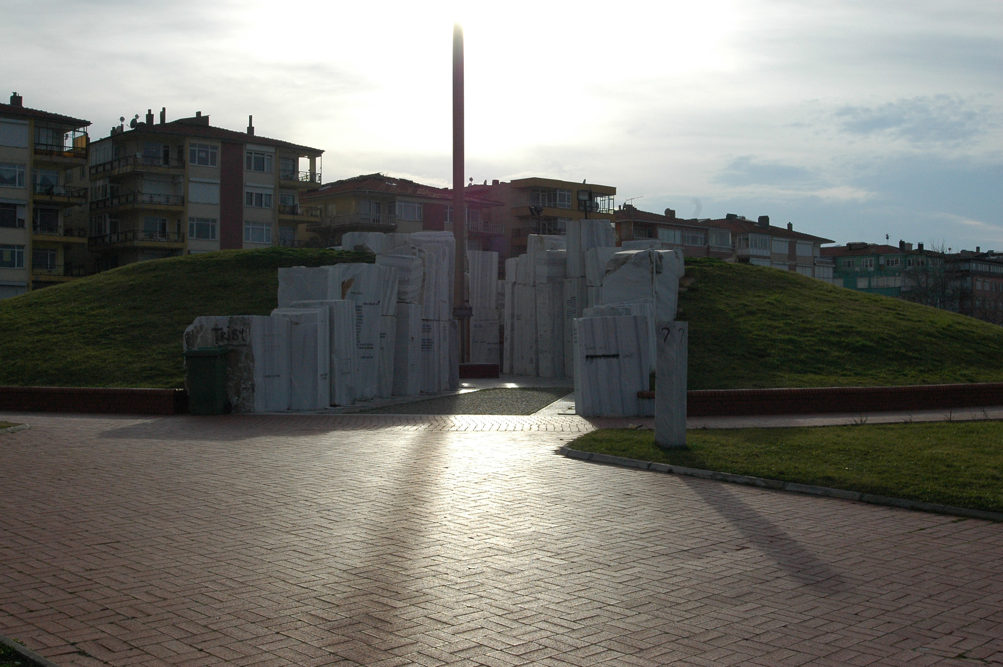 Nikon D70s + AF Zoom-Nikkor 28-100mm f/3.5-5.6G sample photo. Earthquake memorial... photography