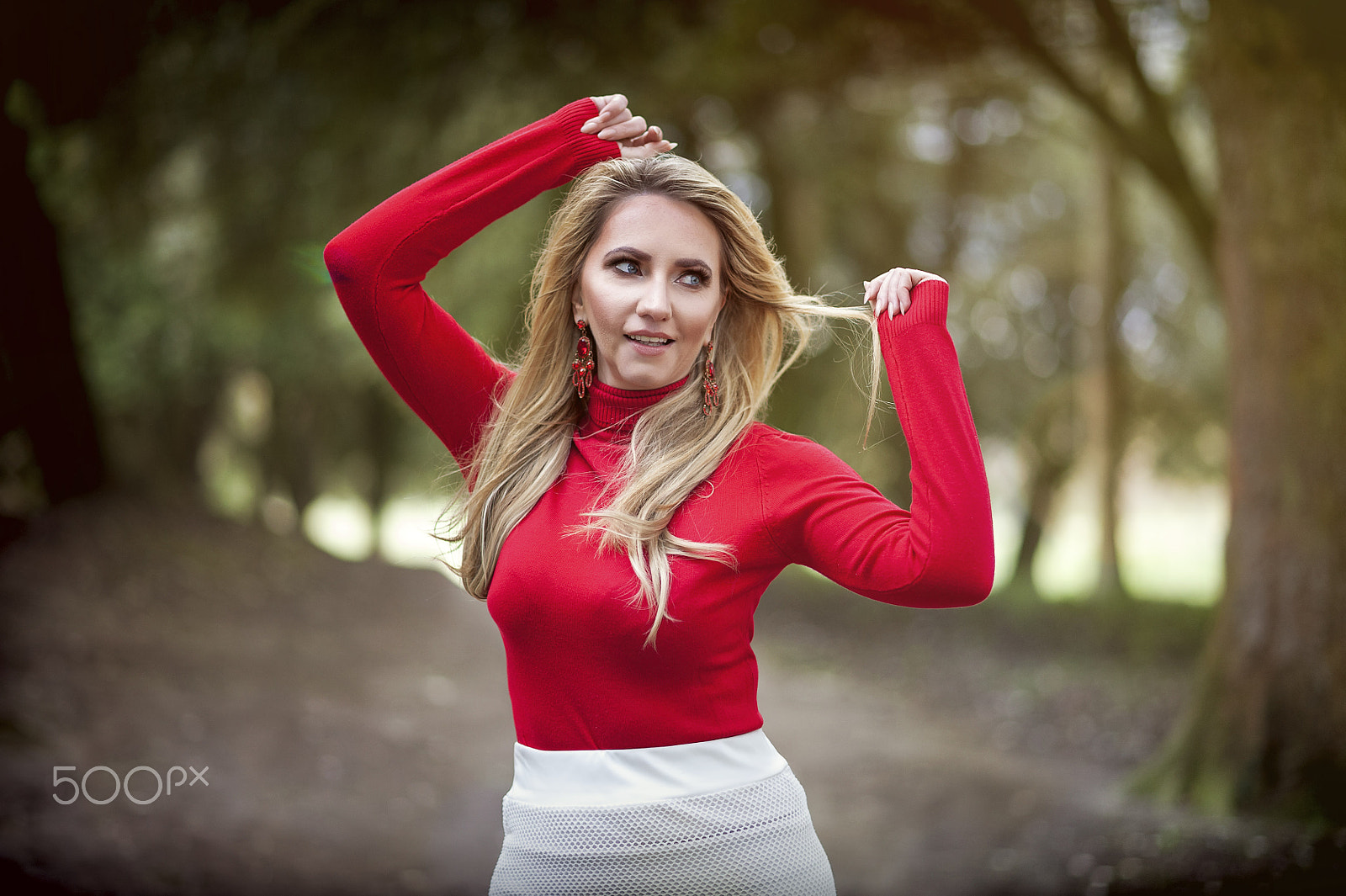 Nikon D3 + Nikon AF-S Nikkor 85mm F1.8G sample photo. Lady in red photography