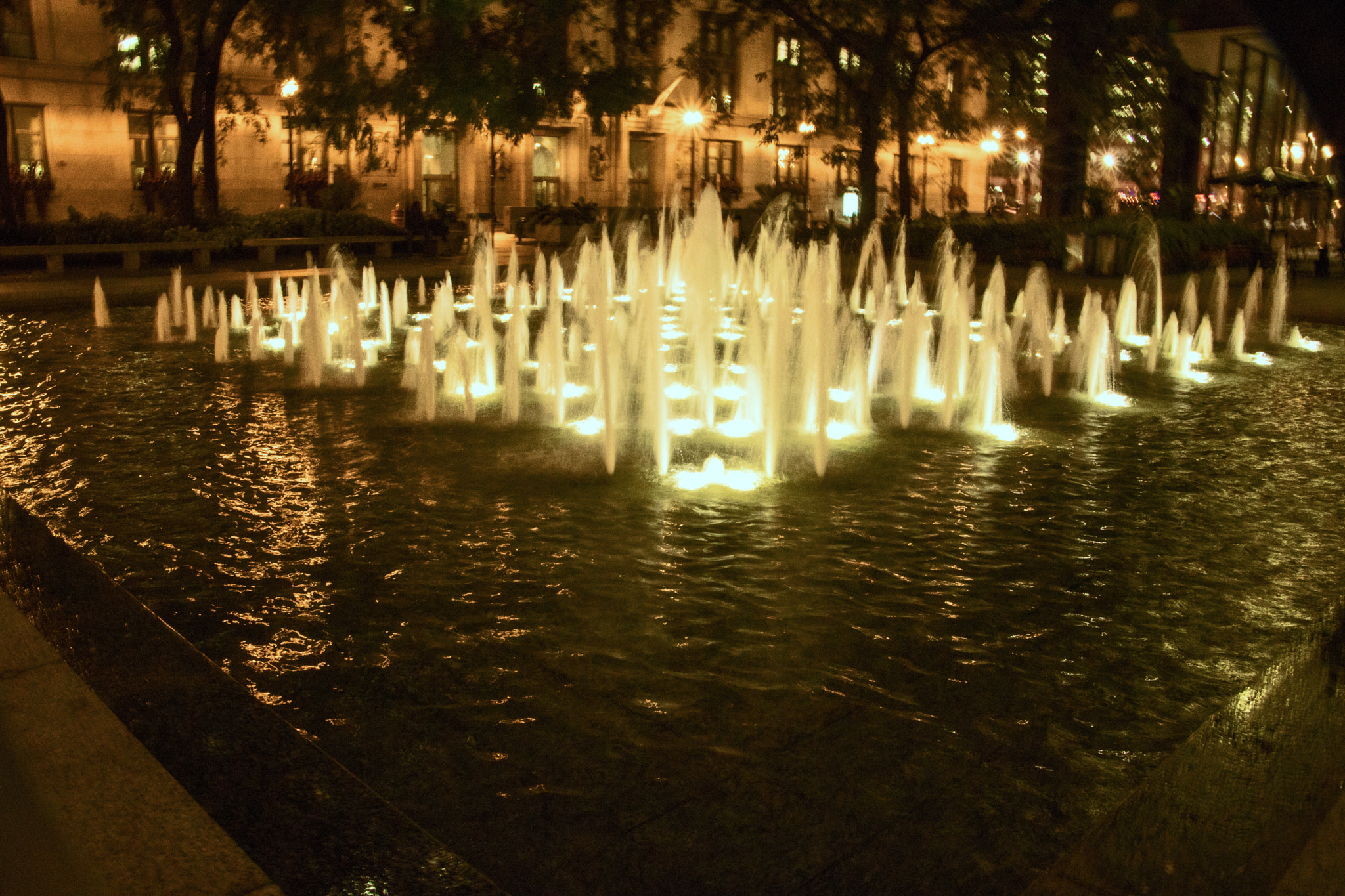 Canon EF-S 18-135mm F3.5-5.6 IS STM sample photo. Chicago's daley plaza at night. photography