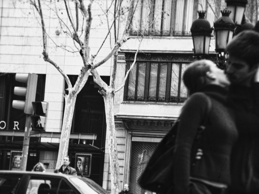 KONICA MINOLTA DiMAGE A2 sample photo. A kiss in barcelona photography