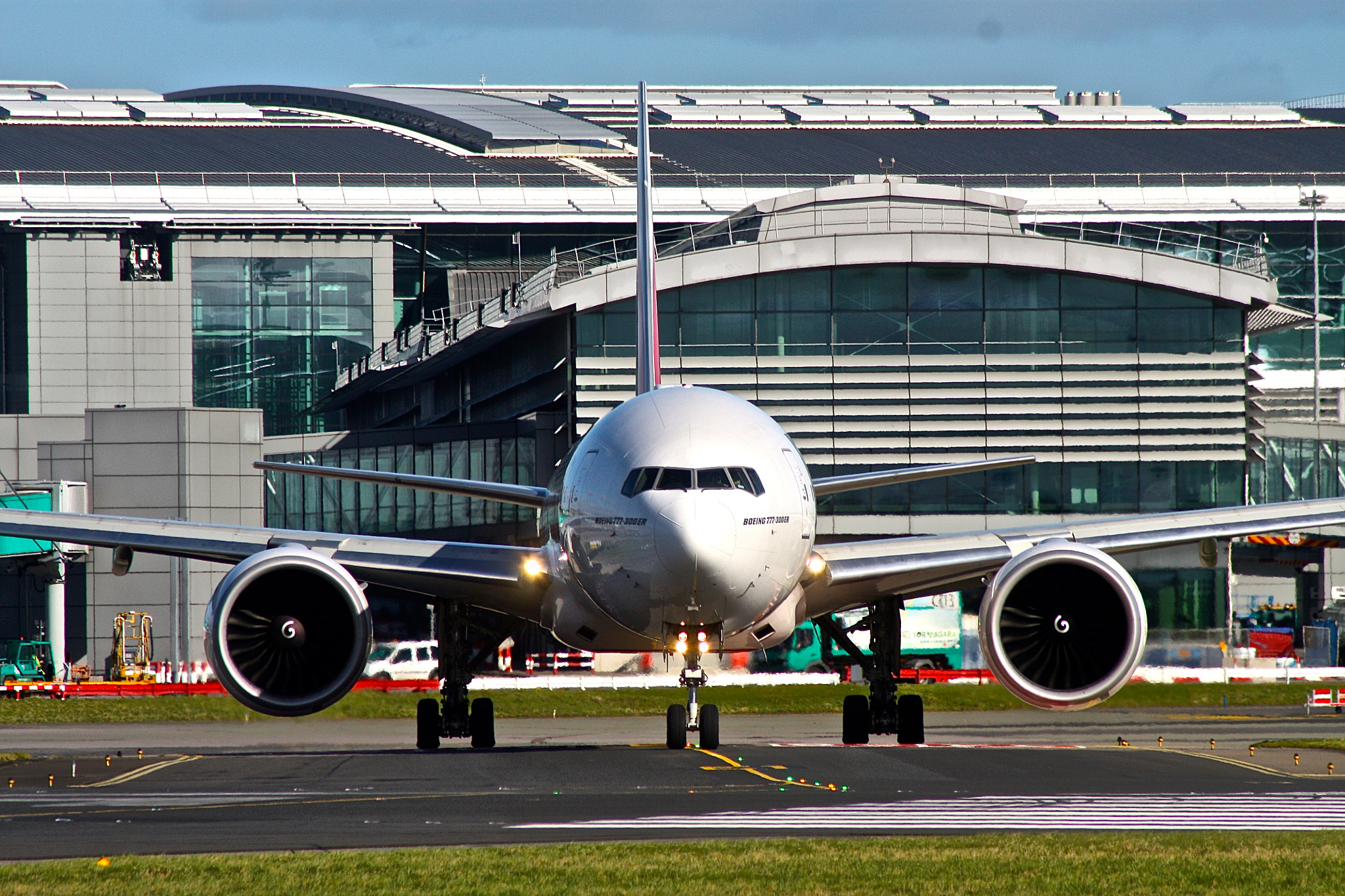 Canon EOS 450D (EOS Rebel XSi / EOS Kiss X2) sample photo. Emirates boeing 777-300er at dublin airport photography