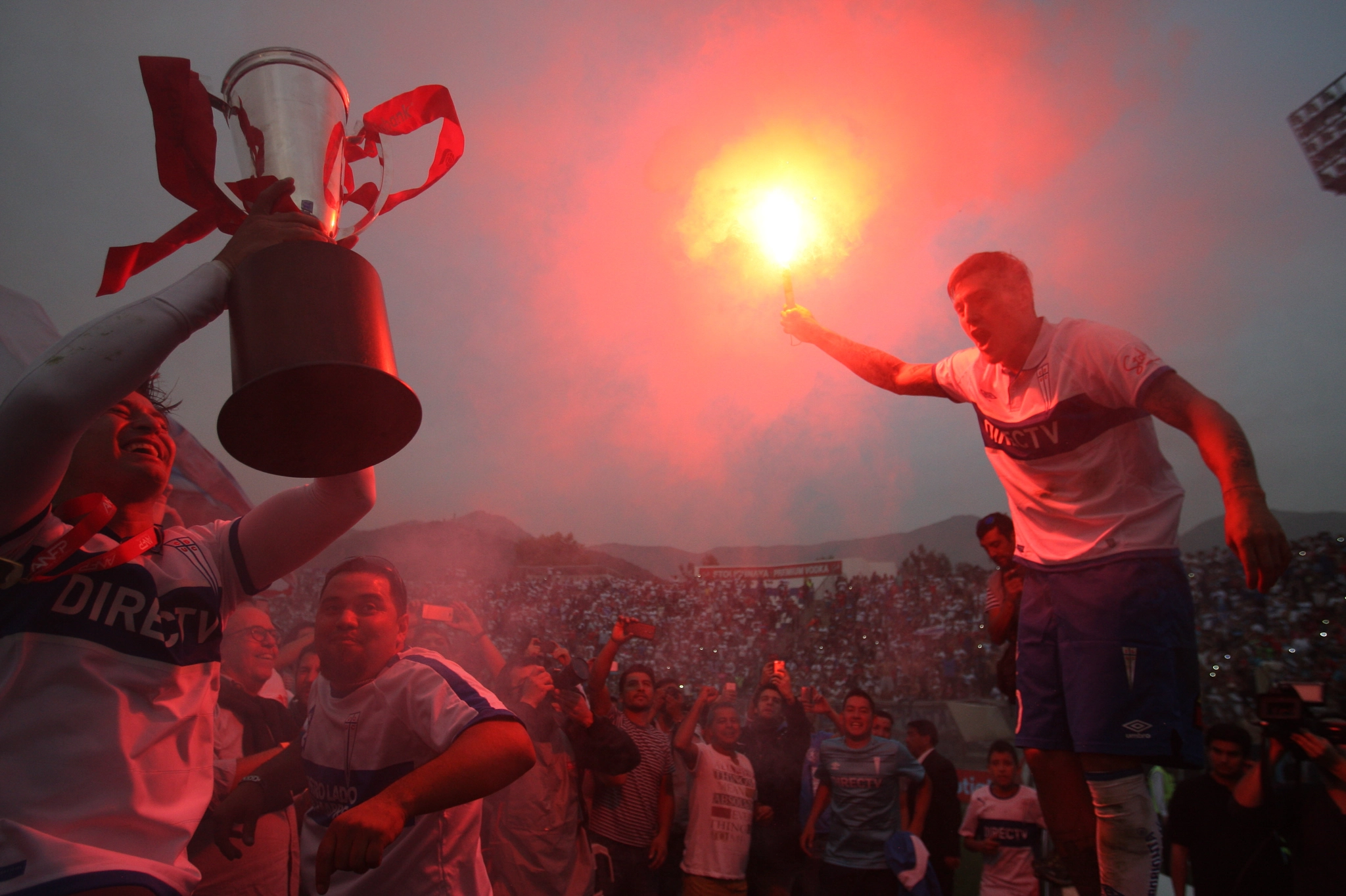 Canon EOS-1D Mark III + Canon EF 16-35mm F2.8L USM sample photo. Universidad católica campeón clausura 2016 photography