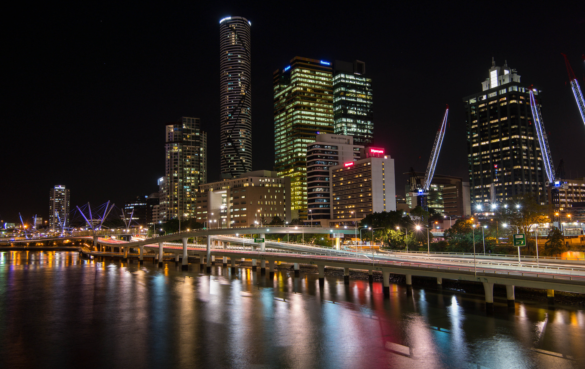 Samsung NX300 + Samsung NX 12-24mm F4-5.6 ED sample photo. City night life photography