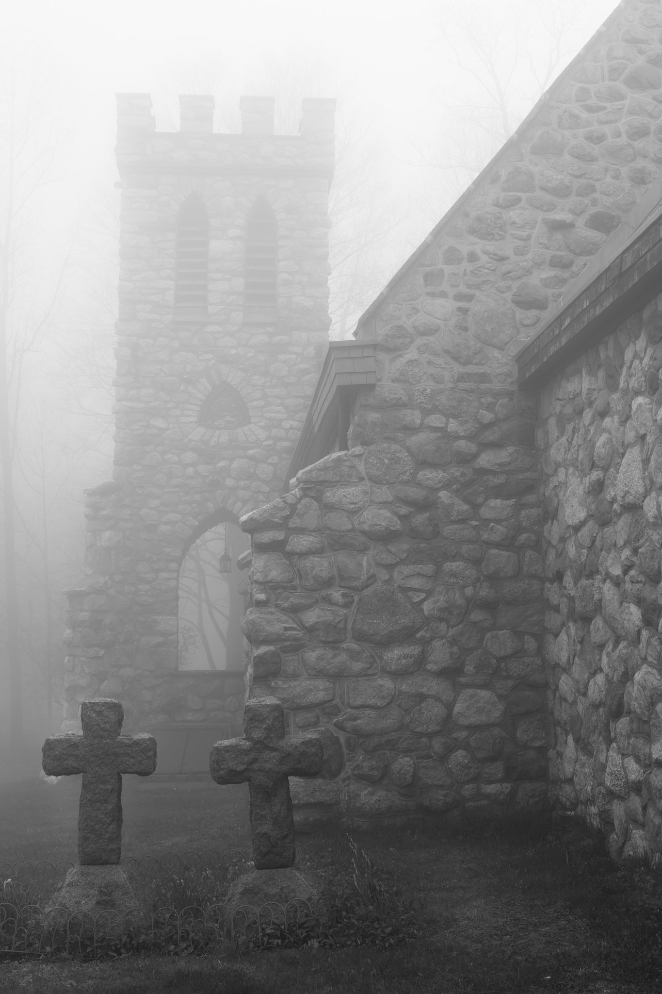 Nikon D7100 + Nikon AF-S Nikkor 28mm F1.8G sample photo. Foggy evening at cragsmoor stone church photography