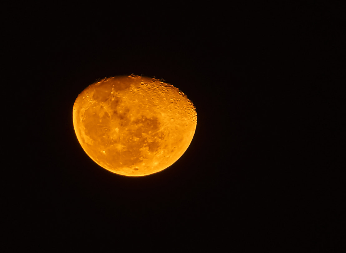 Sony E 18-200mm F3.5-6.3 OSS LE sample photo. April 2016 moon shot photography