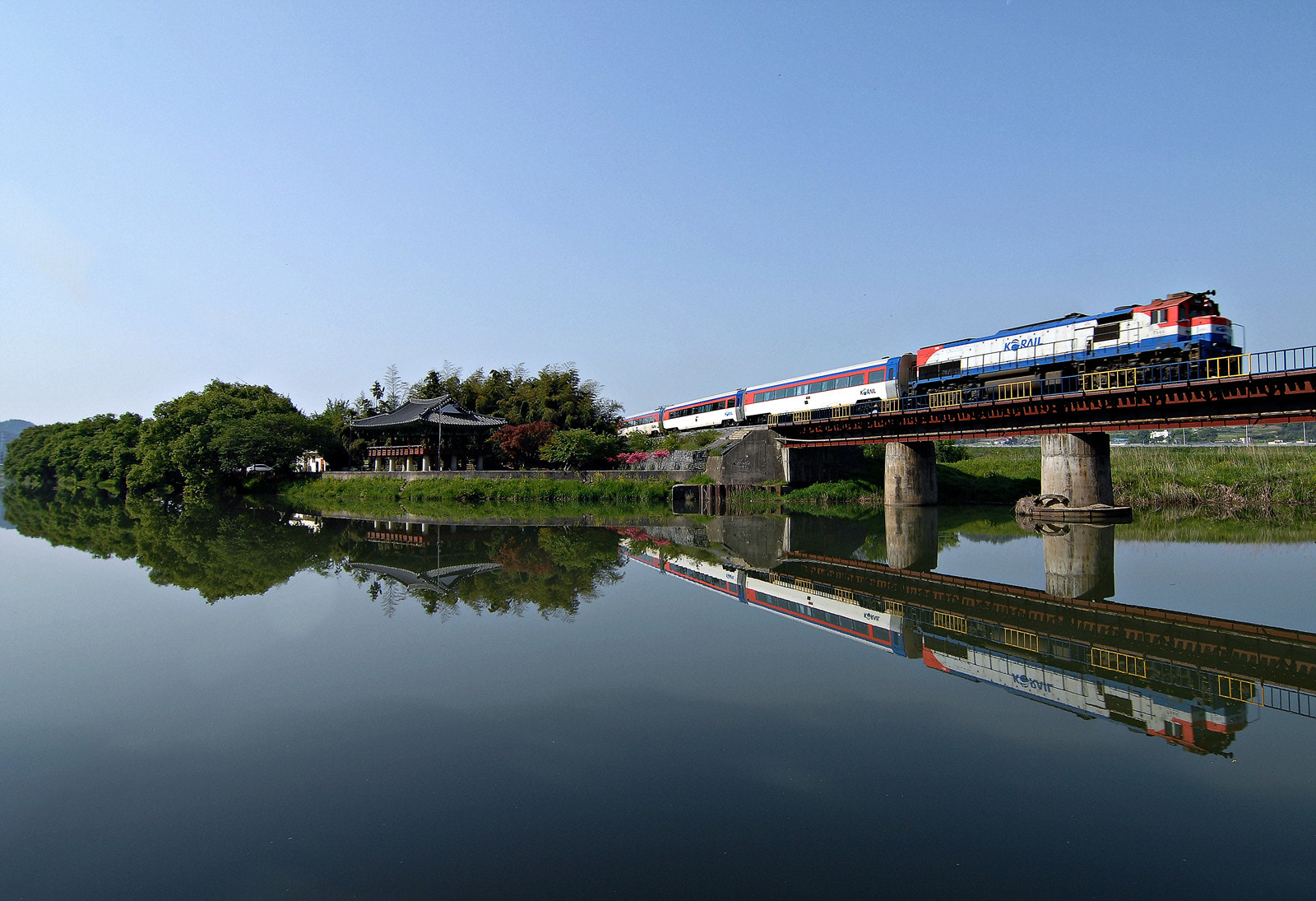 Nikon D2Xs sample photo. Mirror train photography
