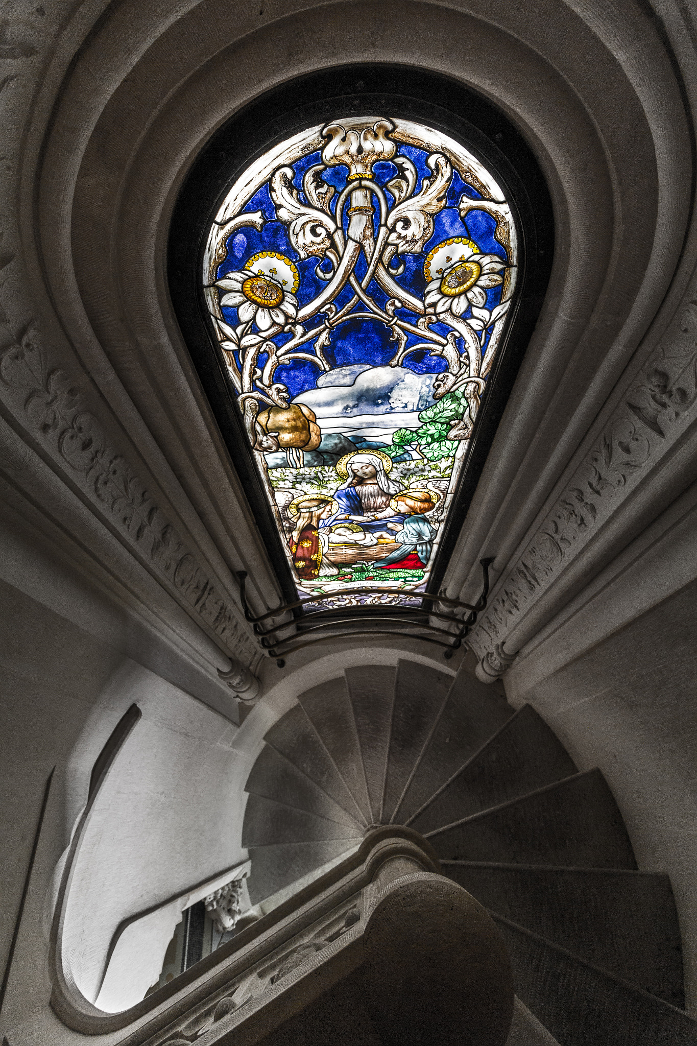 Canon EF-S 10-18mm F4.5–5.6 IS STM sample photo. The beautiful medieval window photography