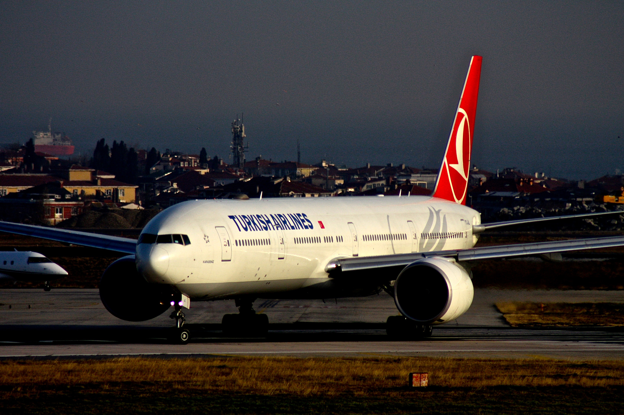 Canon EOS 450D (EOS Rebel XSi / EOS Kiss X2) + Tamron AF 70-300mm F4-5.6 Di LD Macro sample photo. Turkish airlines boeing 777-300er at İstanbul atatürk airport photography