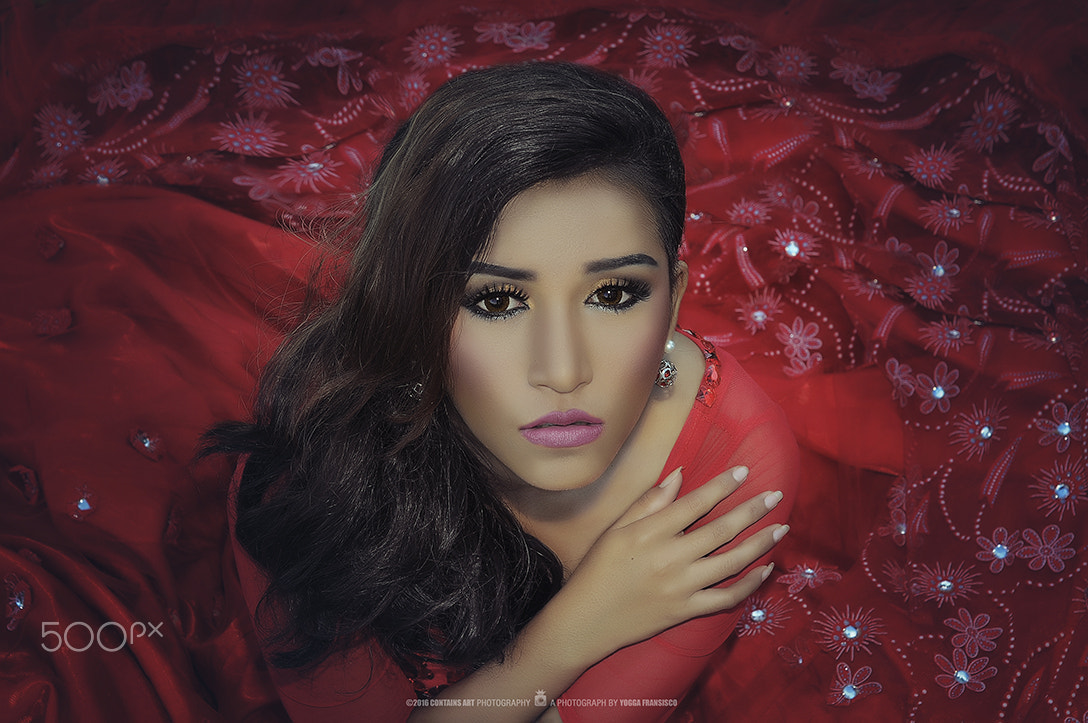 Nikon D5000 + Nikon AF Nikkor 50mm F1.8D sample photo. Glam in red photography