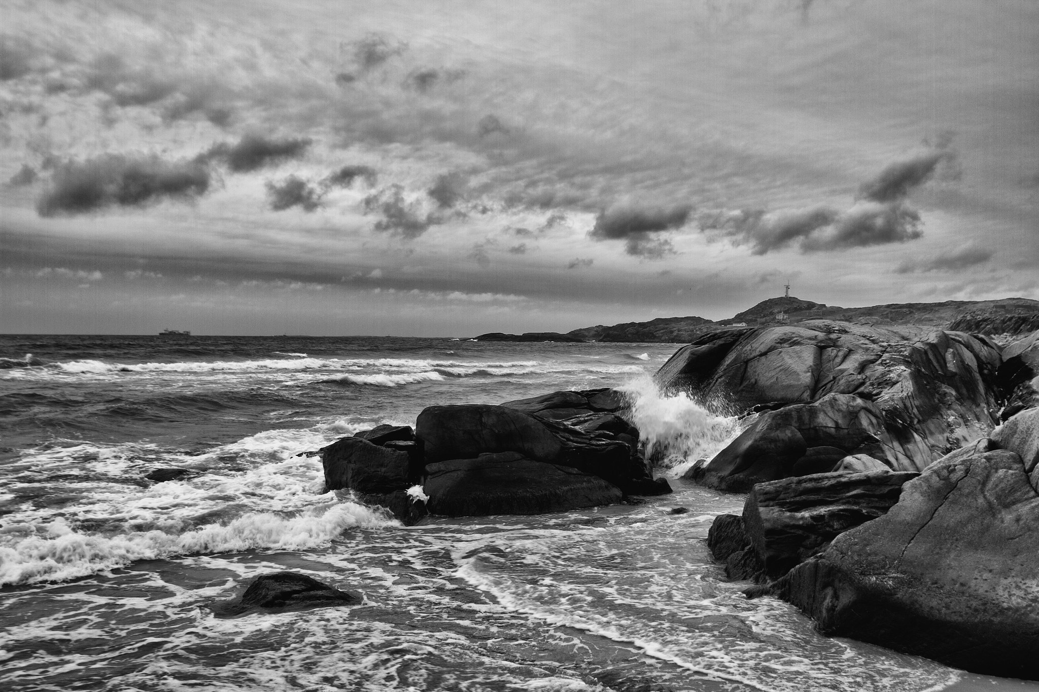 Canon EF 20mm F2.8 USM sample photo. Hellestrøstranden b&w photography