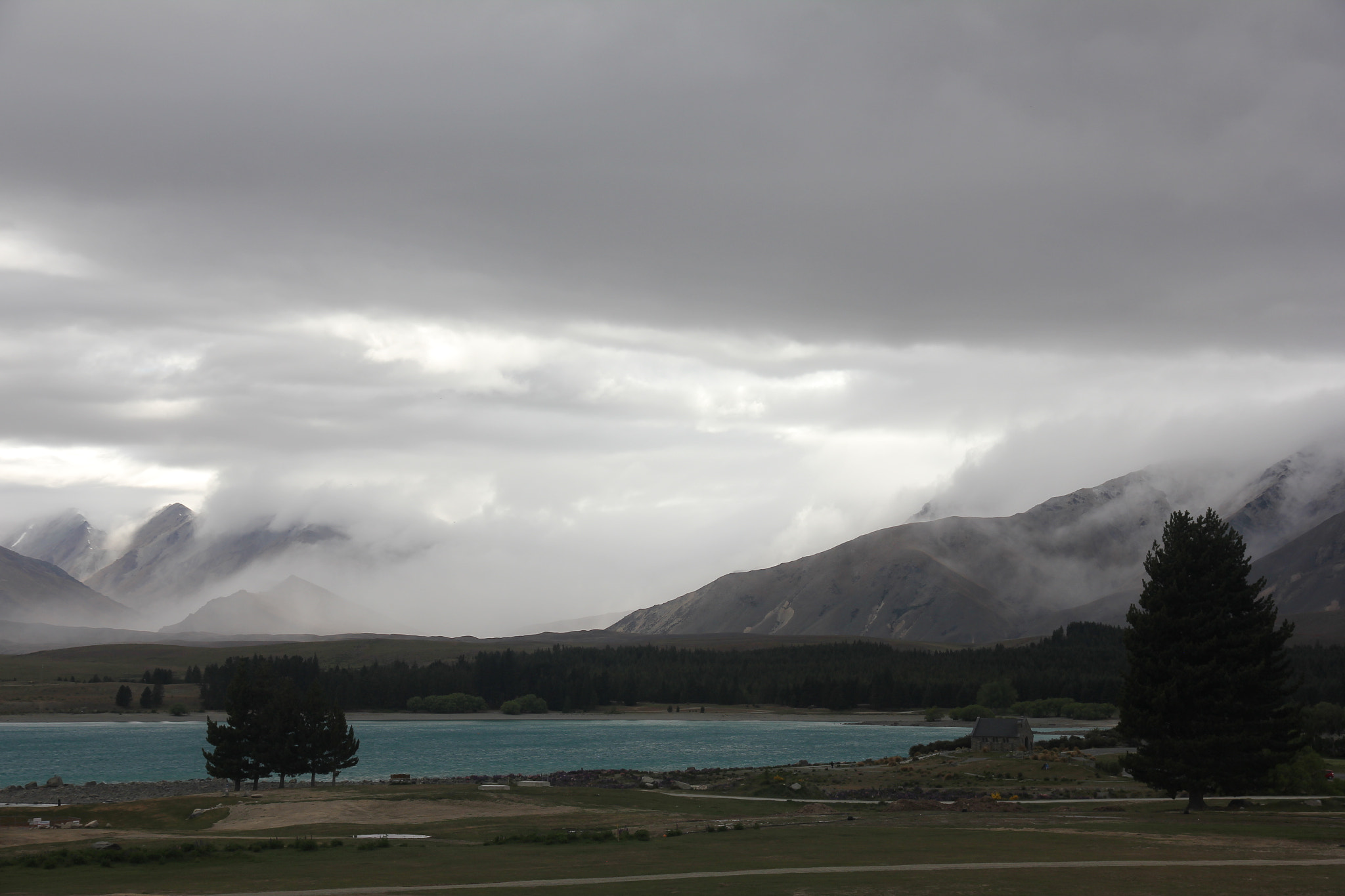 Canon EOS 550D (EOS Rebel T2i / EOS Kiss X4) + Canon EF-S 15-85mm F3.5-5.6 IS USM sample photo. Cloud surrounding the mountains in tekapo photography