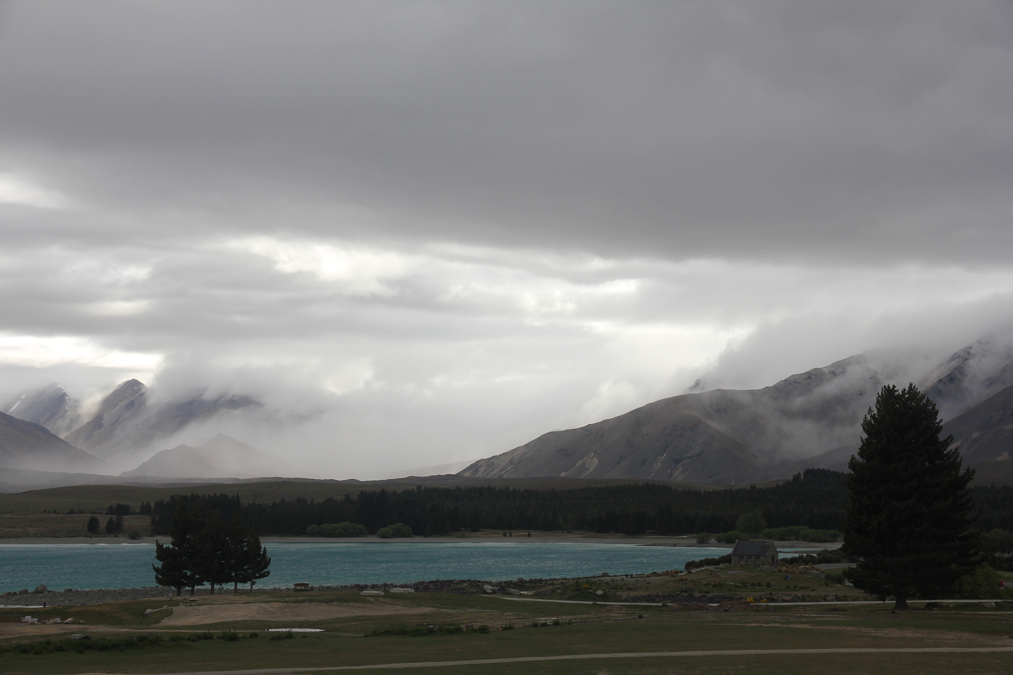 Canon EOS 550D (EOS Rebel T2i / EOS Kiss X4) sample photo. Cloud surrounding the mountains in tekapo photography