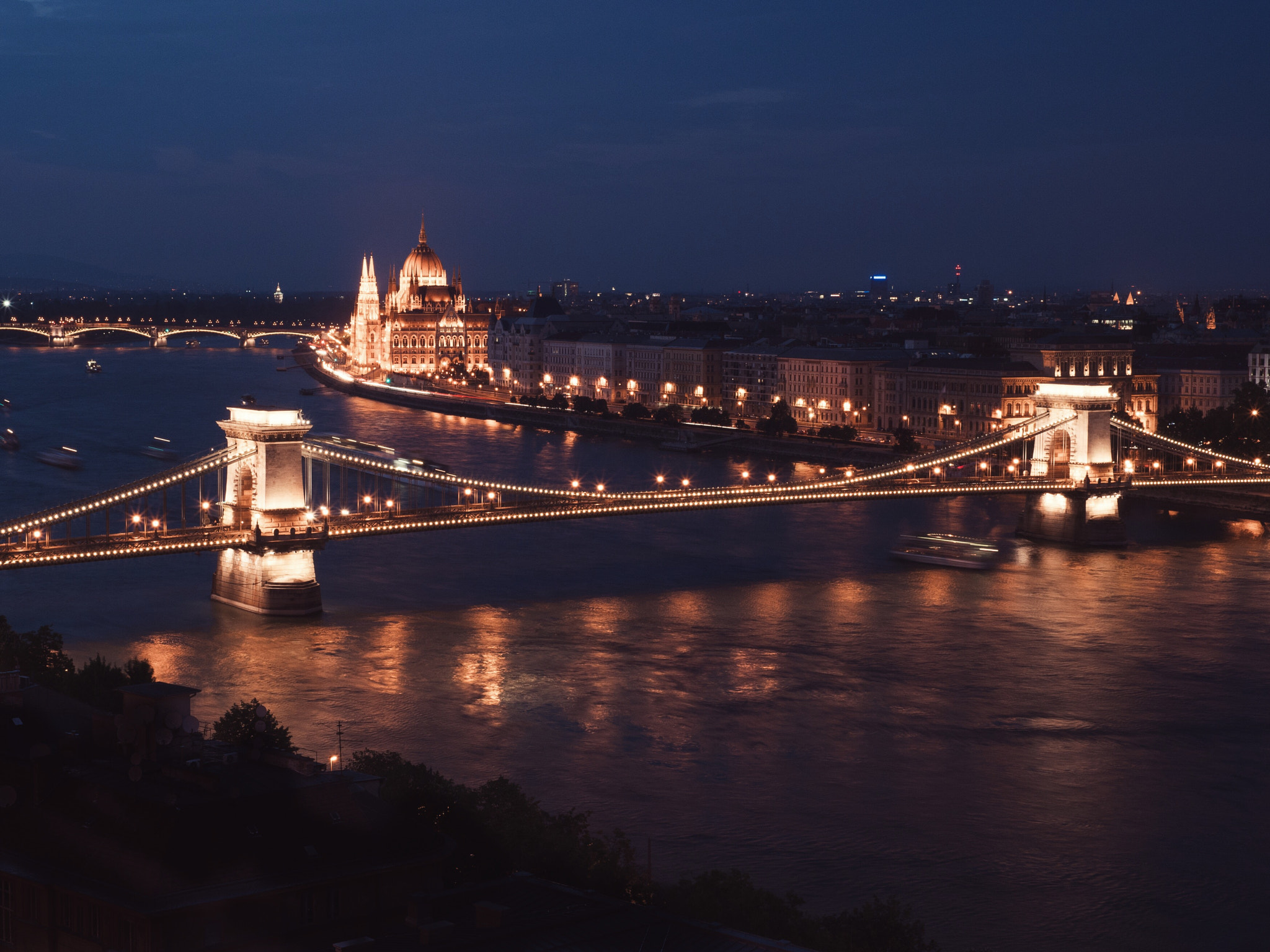 E 35mm F2 sample photo. Budapest by night photography