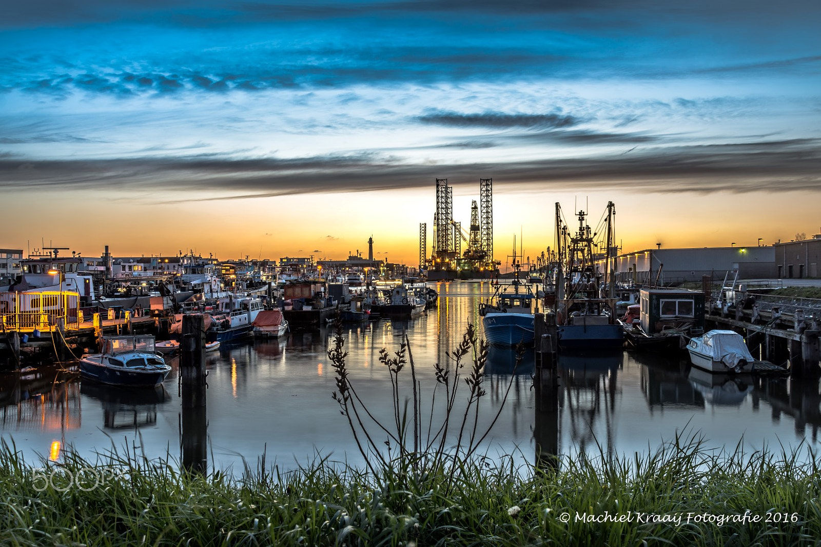 Sigma 18-200mm F3.5-6.3 DC OS HSM sample photo. De vissershaven in ijmuiden net na zonsondergang. photography
