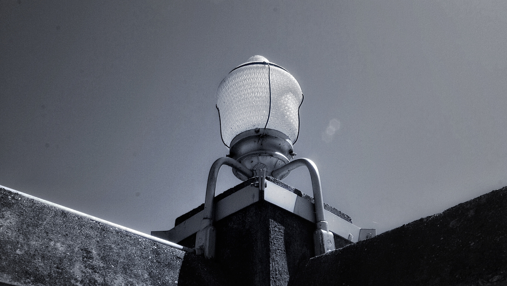 Canon EF-S 18-55mm F3.5-5.6 IS sample photo. Lamp post at powersite dam. photography