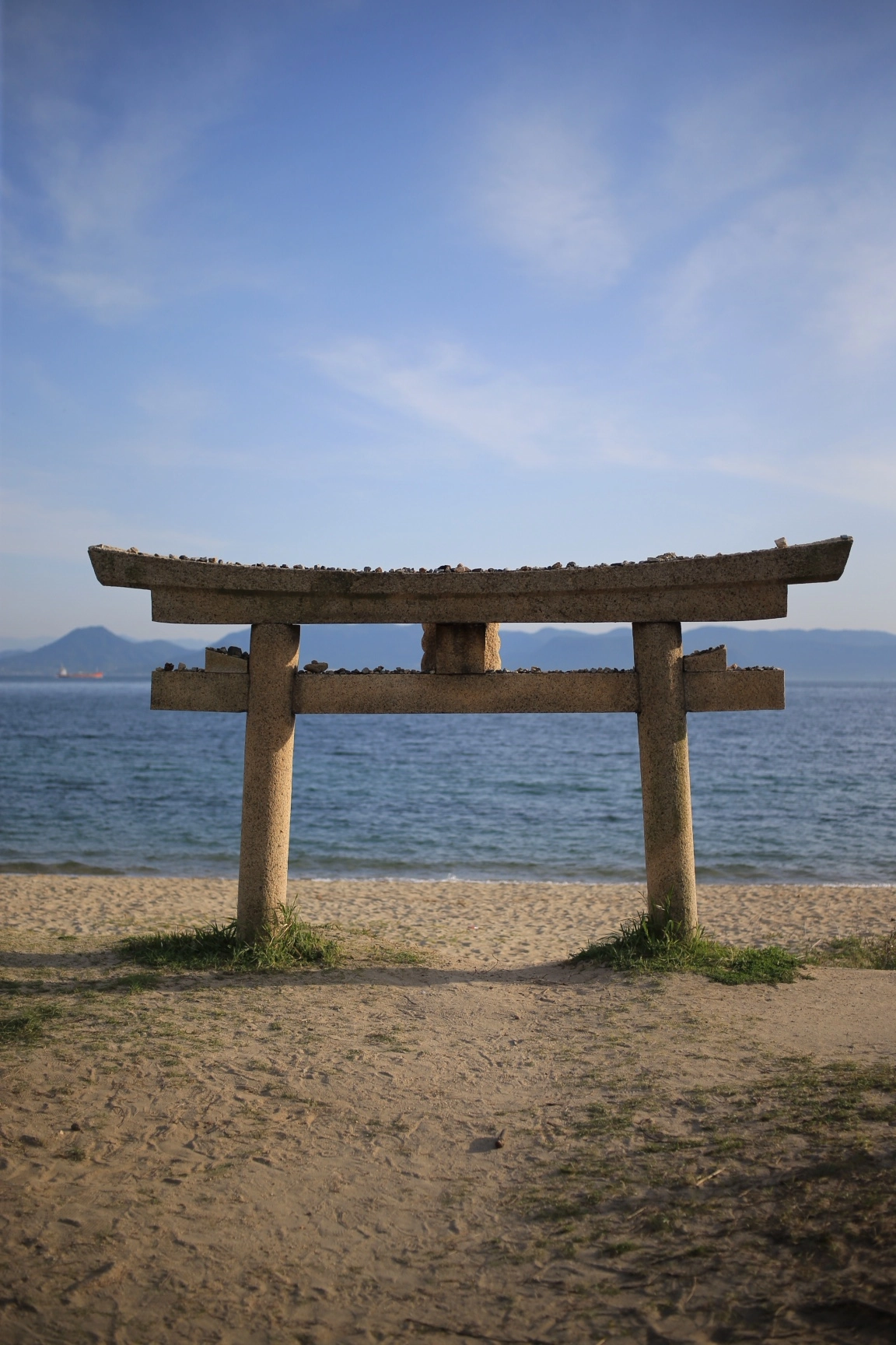 Voigtlander Ultron 40mm f/2 SLII Aspherical sample photo. 海辺の鳥居 photography